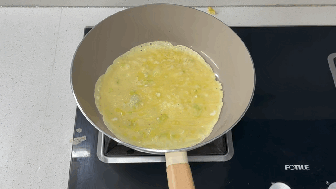 鸡蛋饼  单手掂锅