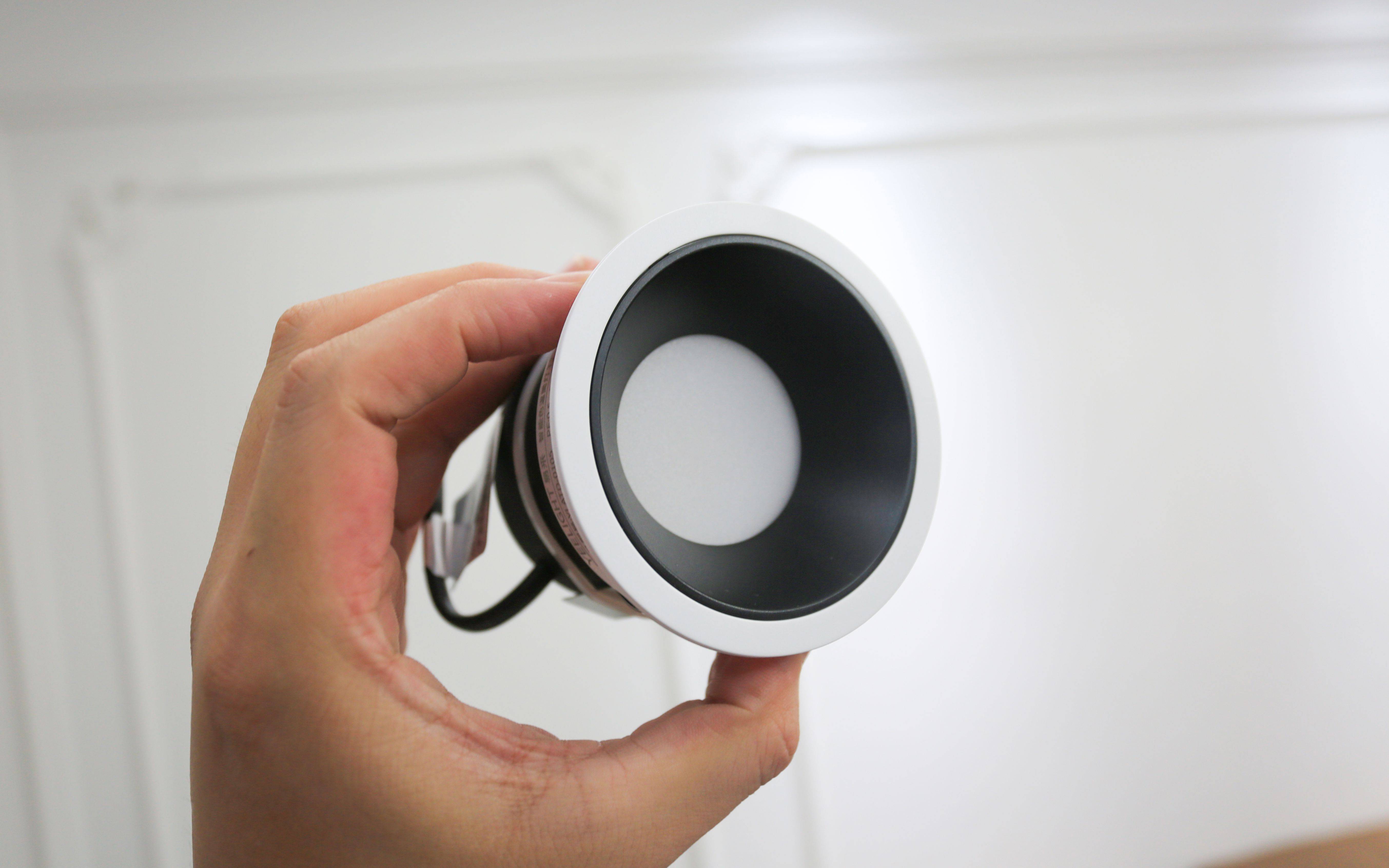 Yeelight 易来智能筒灯：嵌入式设计与防眩光技术在客厅 LED 照明