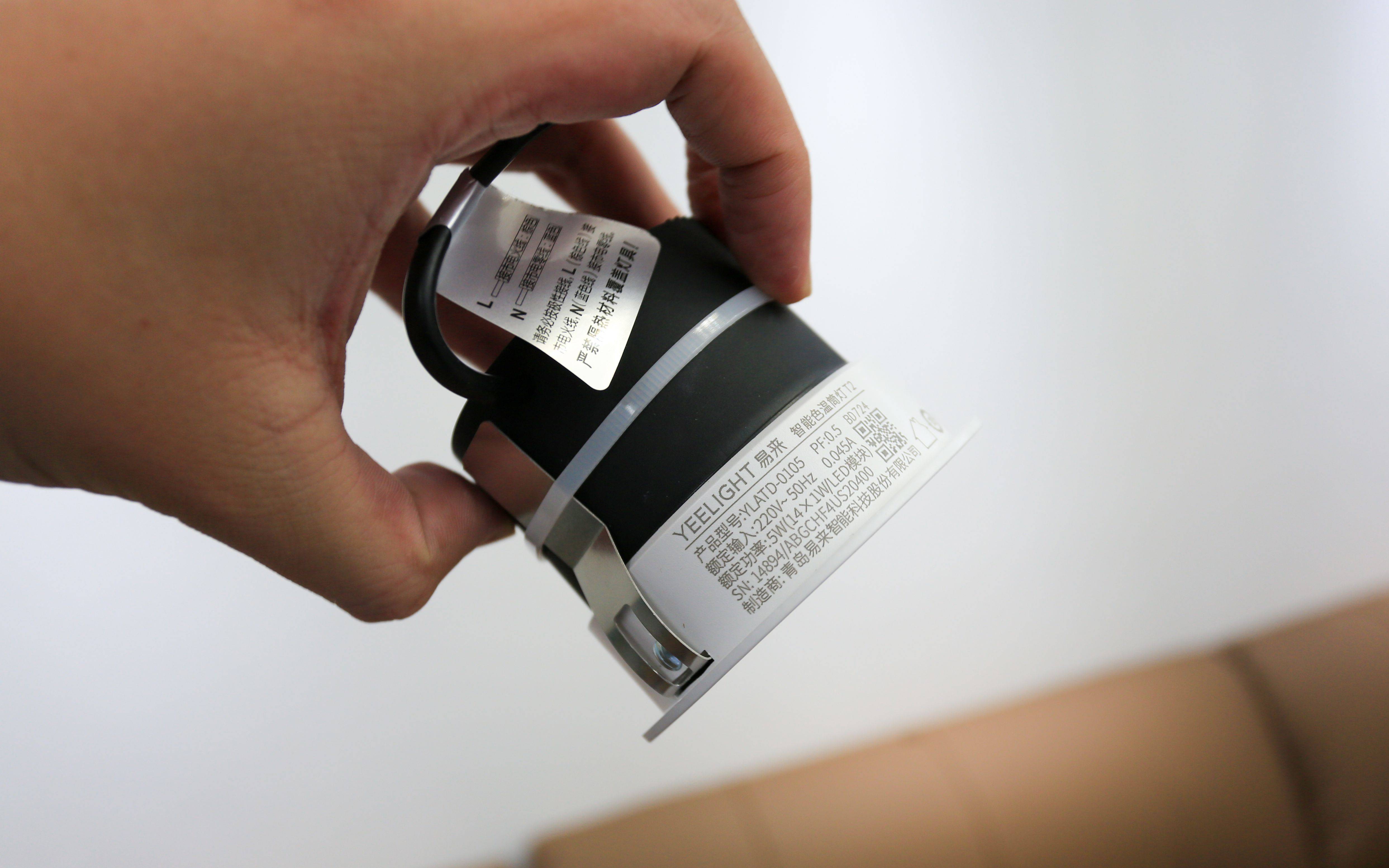 Yeelight 易来智能筒灯：嵌入式设计与防眩光技术在客厅 LED 照明