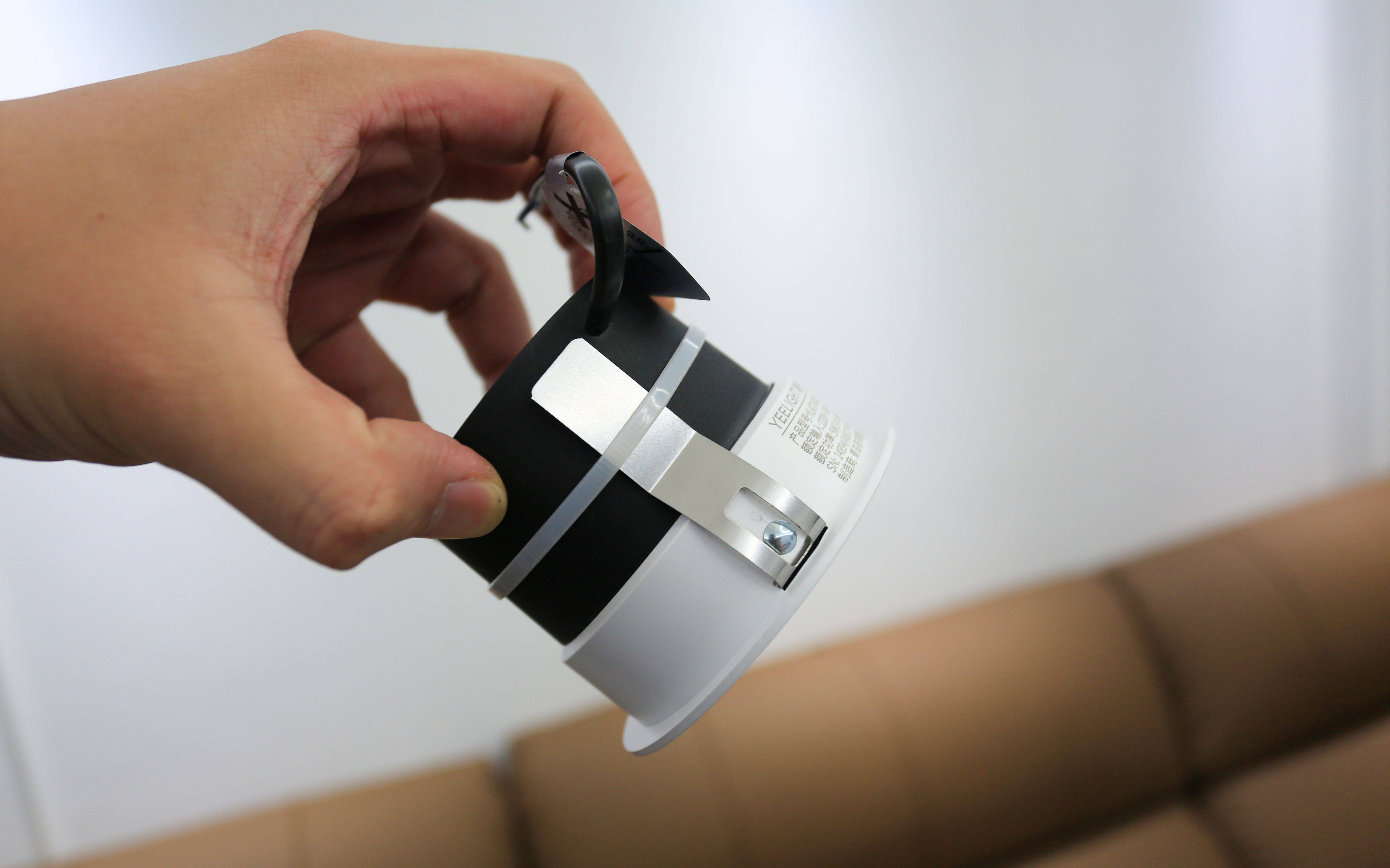 Yeelight 易来智能筒灯：嵌入式设计与防眩光技术在客厅 LED 照明