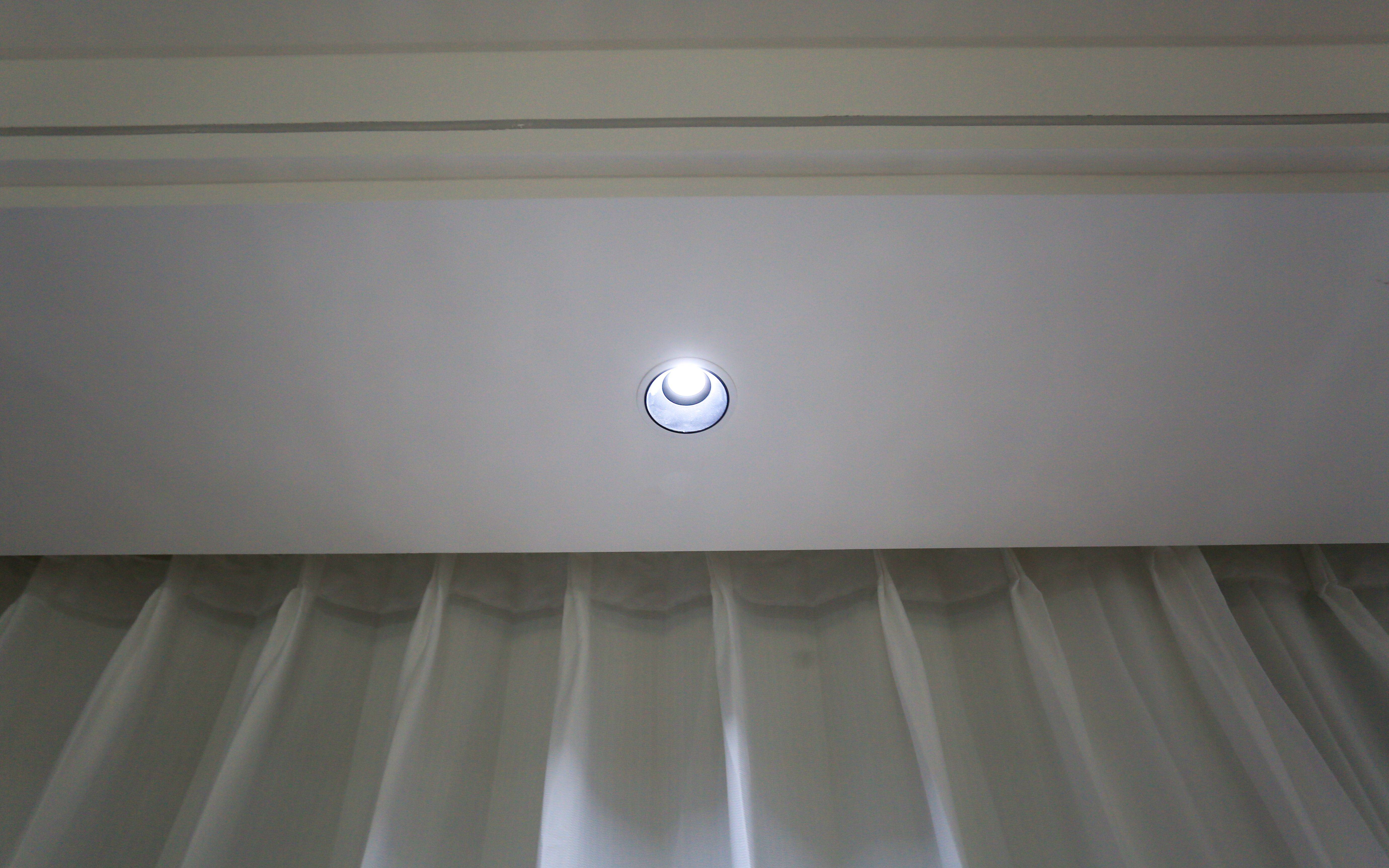 Yeelight 易来智能筒灯：嵌入式设计与防眩光技术在客厅 LED 照明