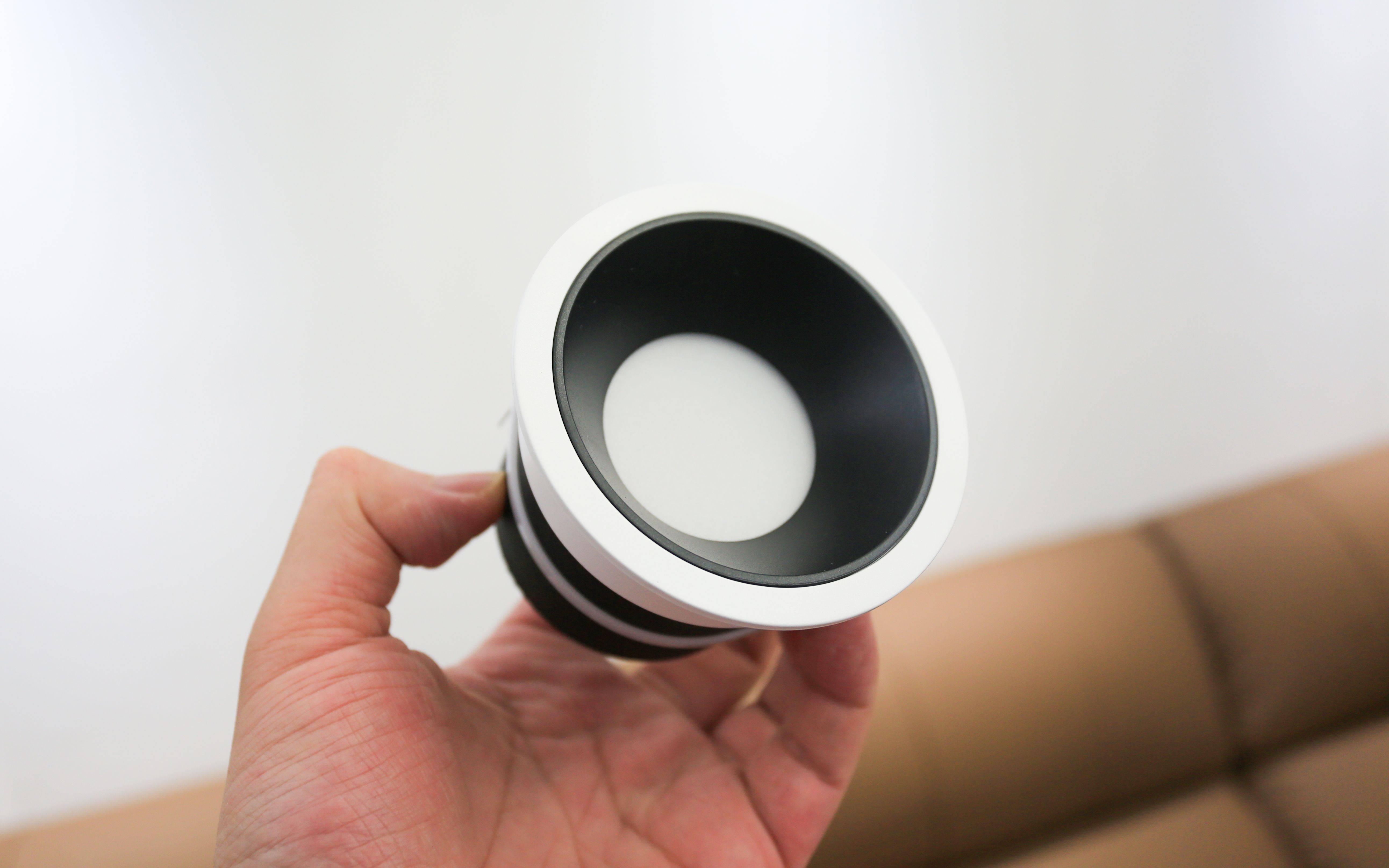 Yeelight 易来智能筒灯：嵌入式设计与防眩光技术在客厅 LED 照明