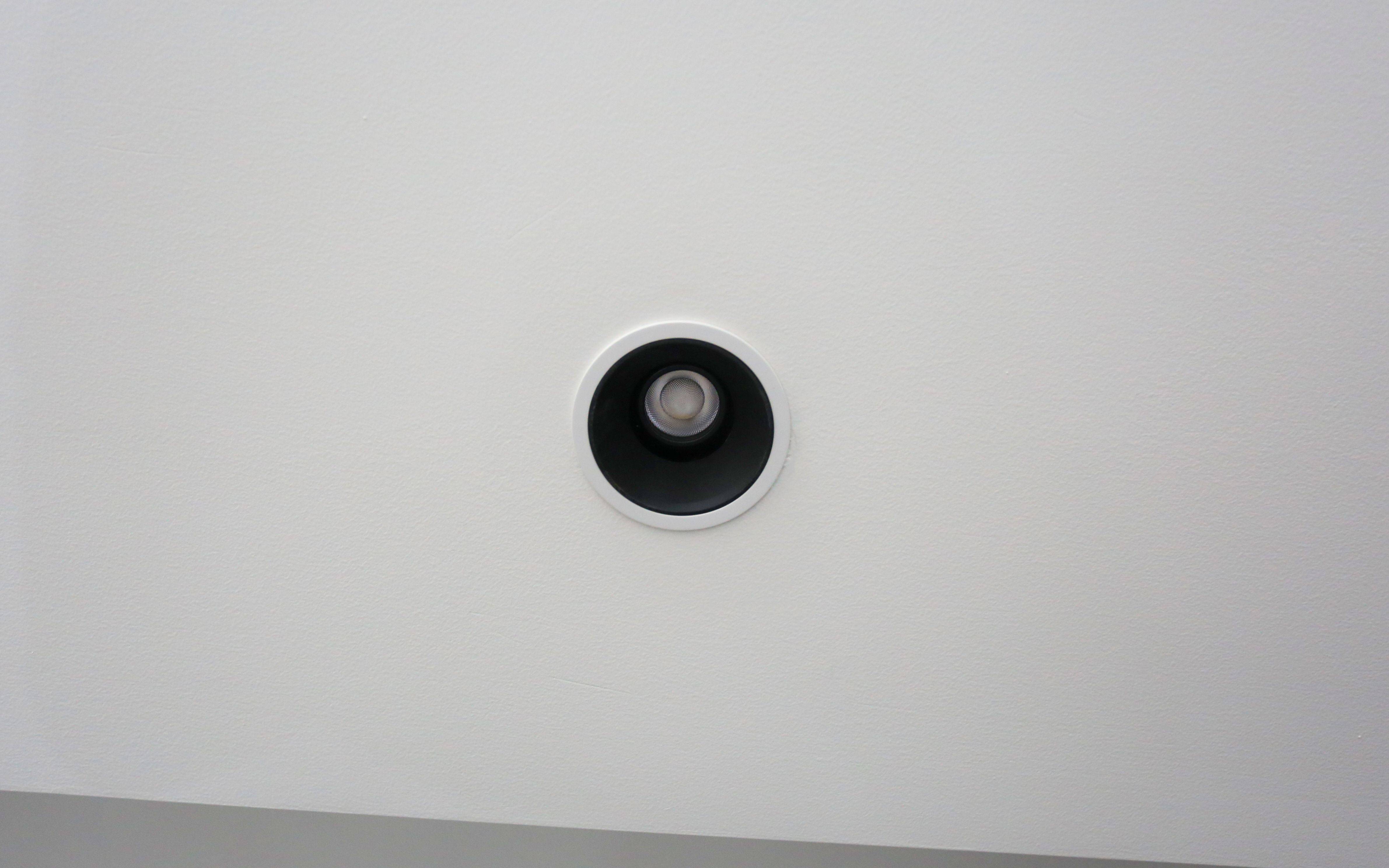 Yeelight 易来智能筒灯：嵌入式设计与防眩光技术在客厅 LED 照明