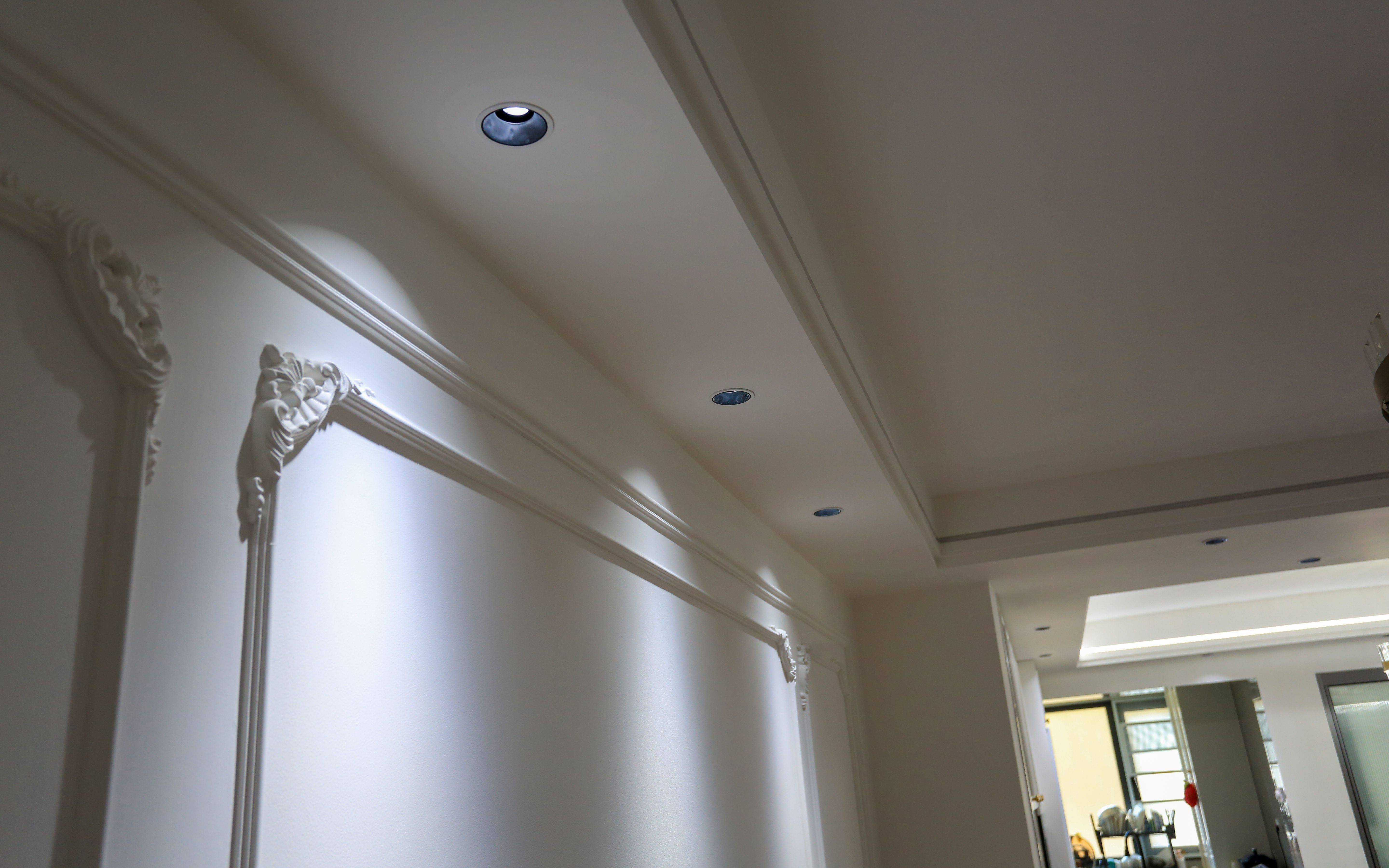 Yeelight 易来智能筒灯：嵌入式设计与防眩光技术在客厅 LED 照明