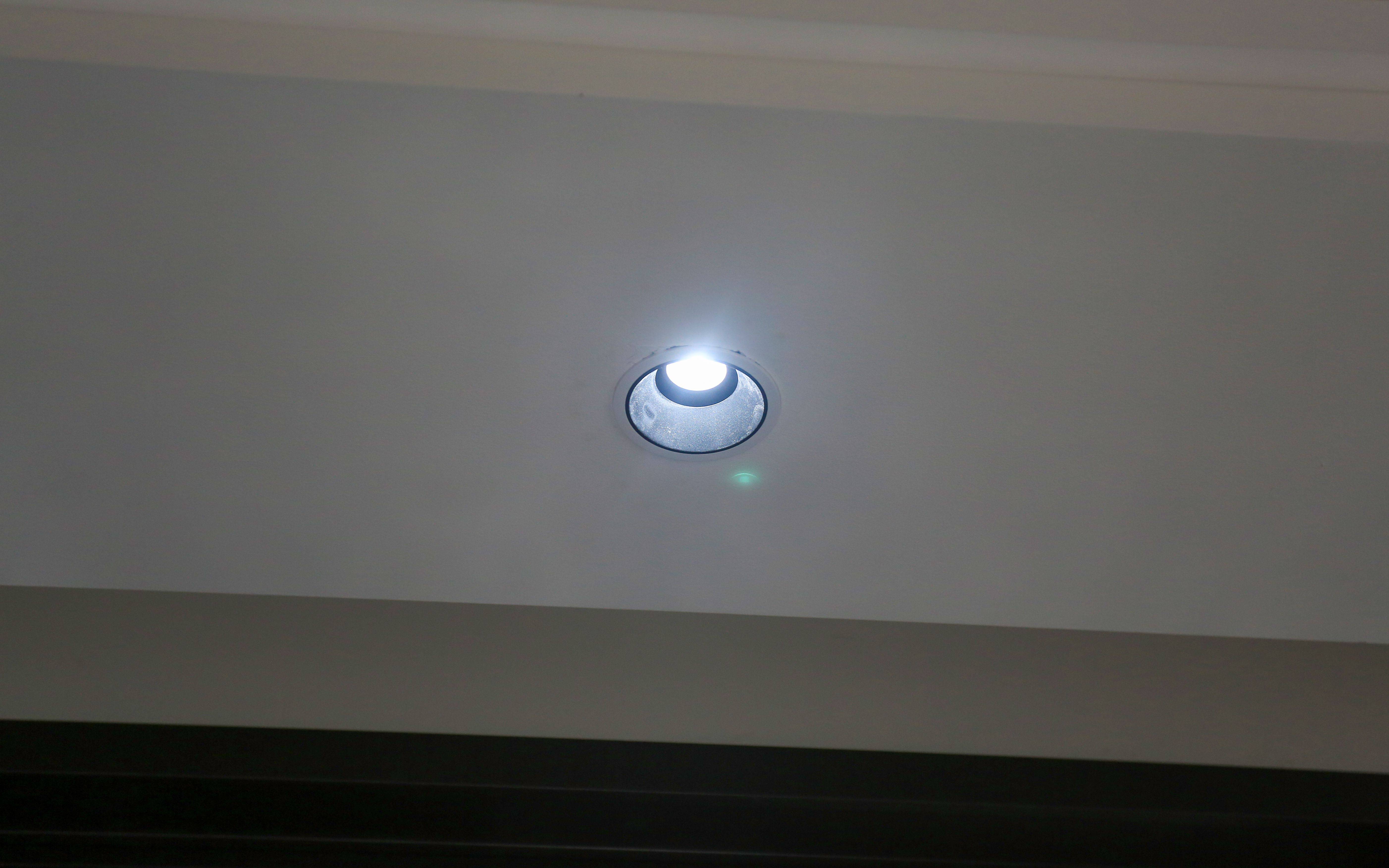 Yeelight 易来智能筒灯：嵌入式设计与防眩光技术在客厅 LED 照明