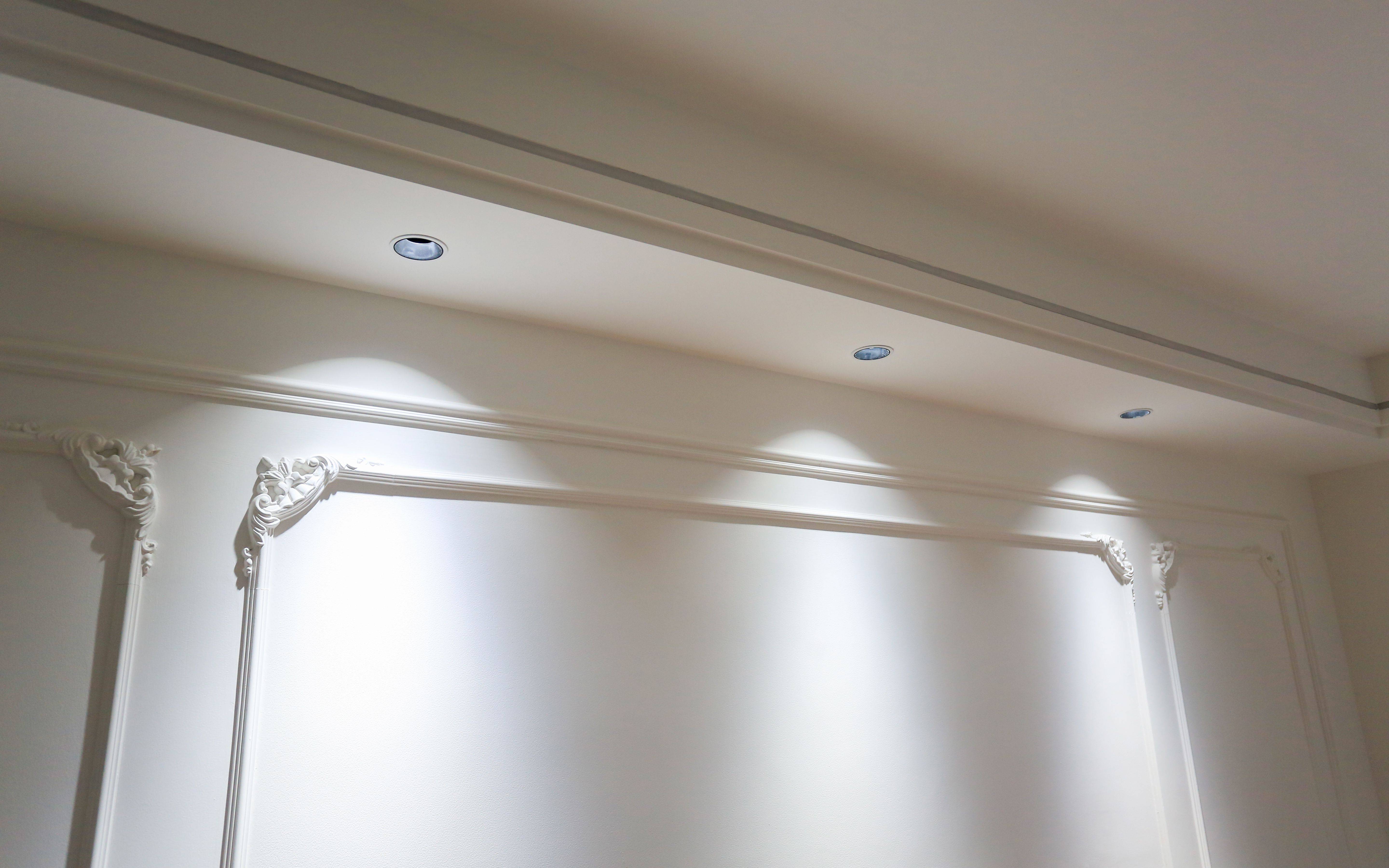 Yeelight 易来智能筒灯：嵌入式设计与防眩光技术在客厅 LED 照明