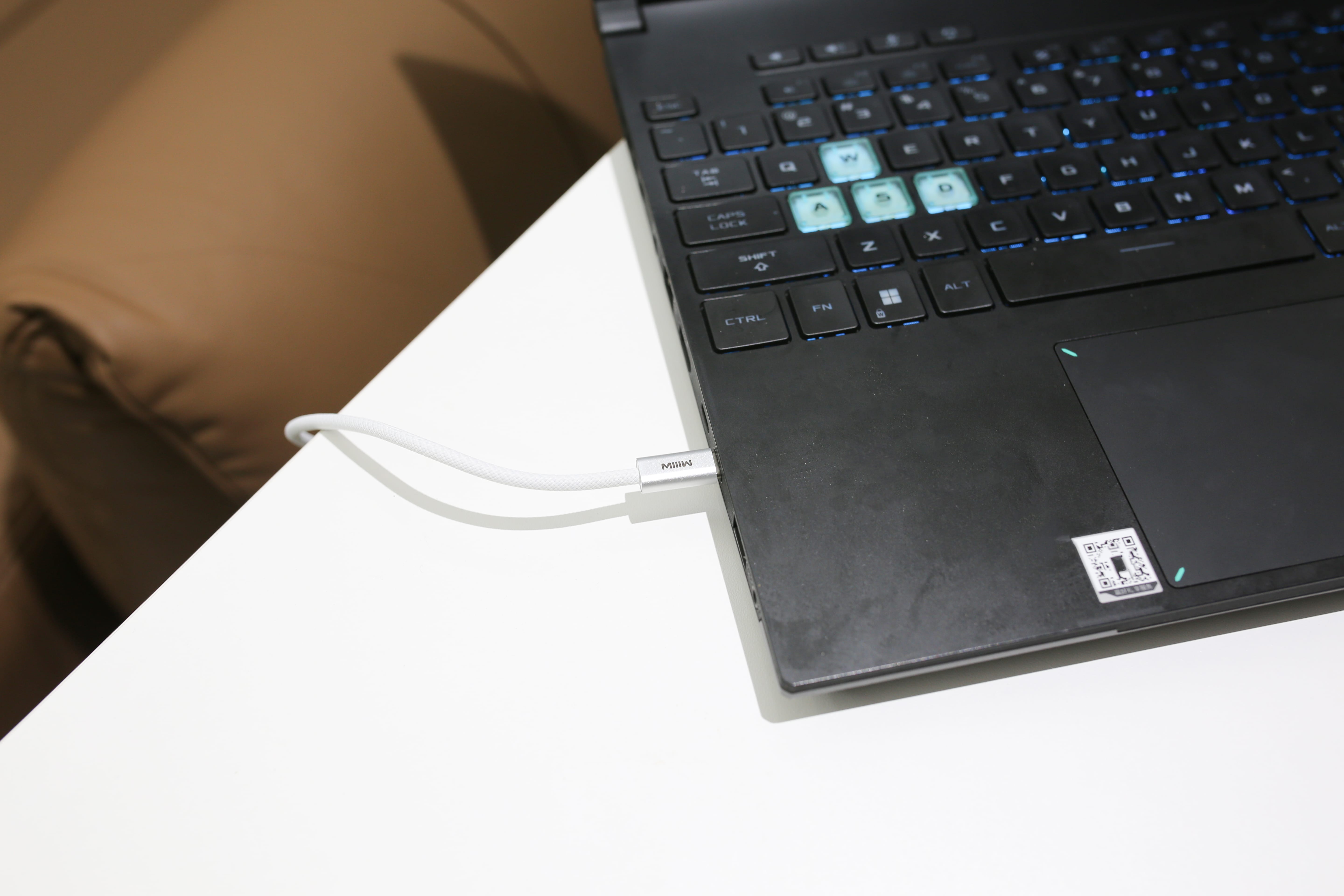 出差党 + 游戏党 + 数码控的桌面三件套——从鼠标到充电，真香