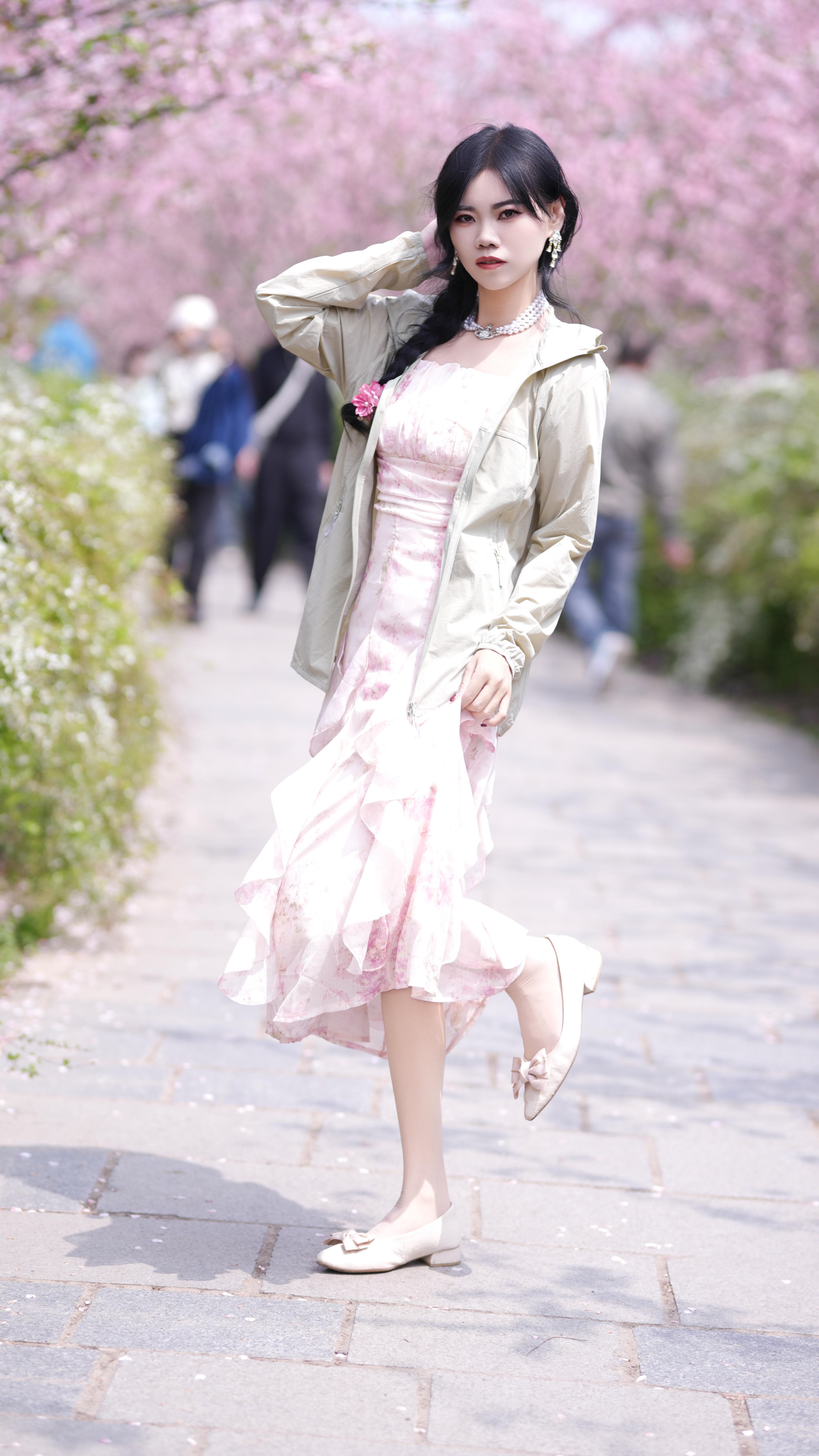 春天出门到底需不需要一件防晒衣？我穿这件黄金迷雾色后的感受