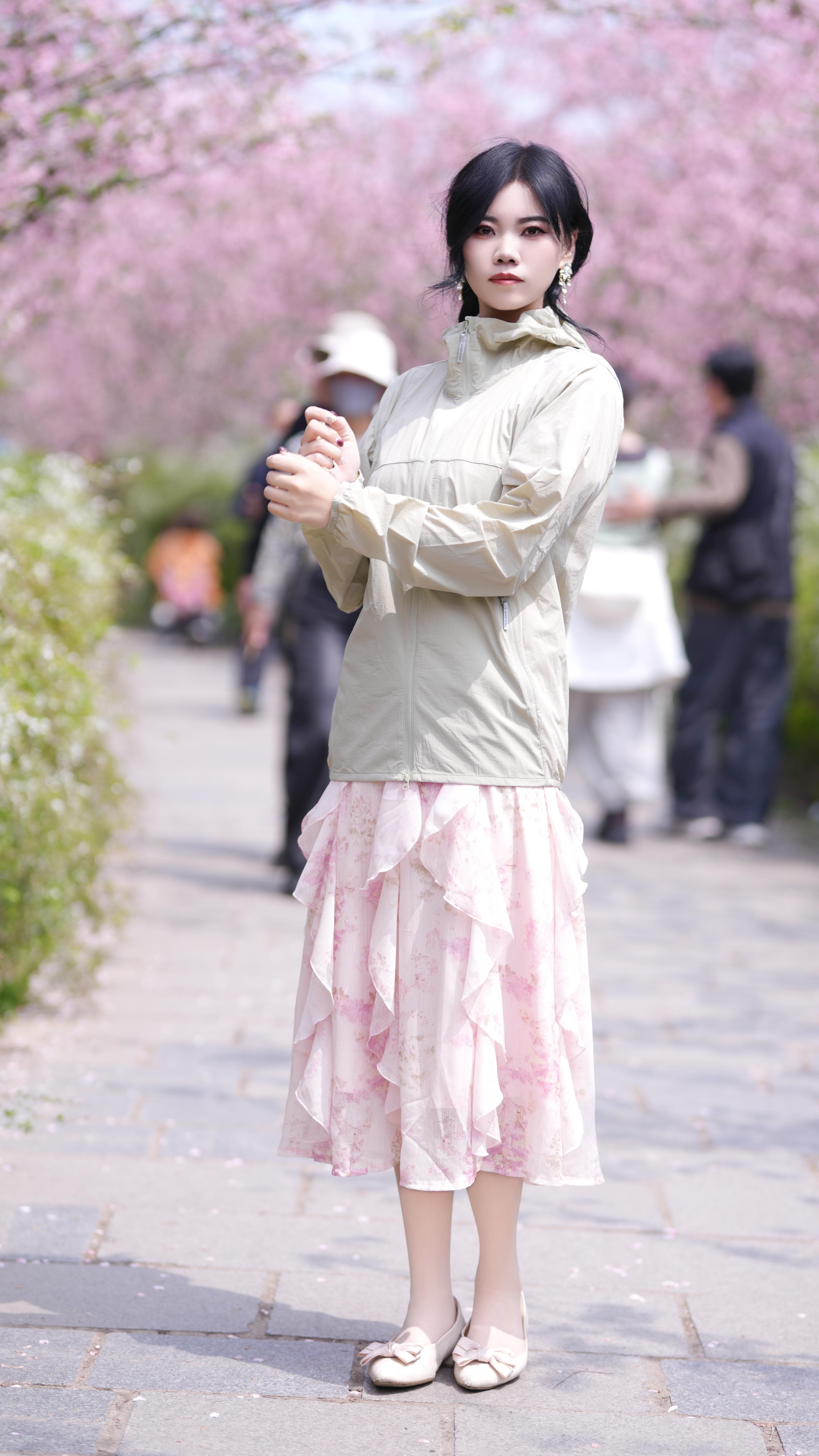 春天出门到底需不需要一件防晒衣？我穿这件黄金迷雾色后的感受