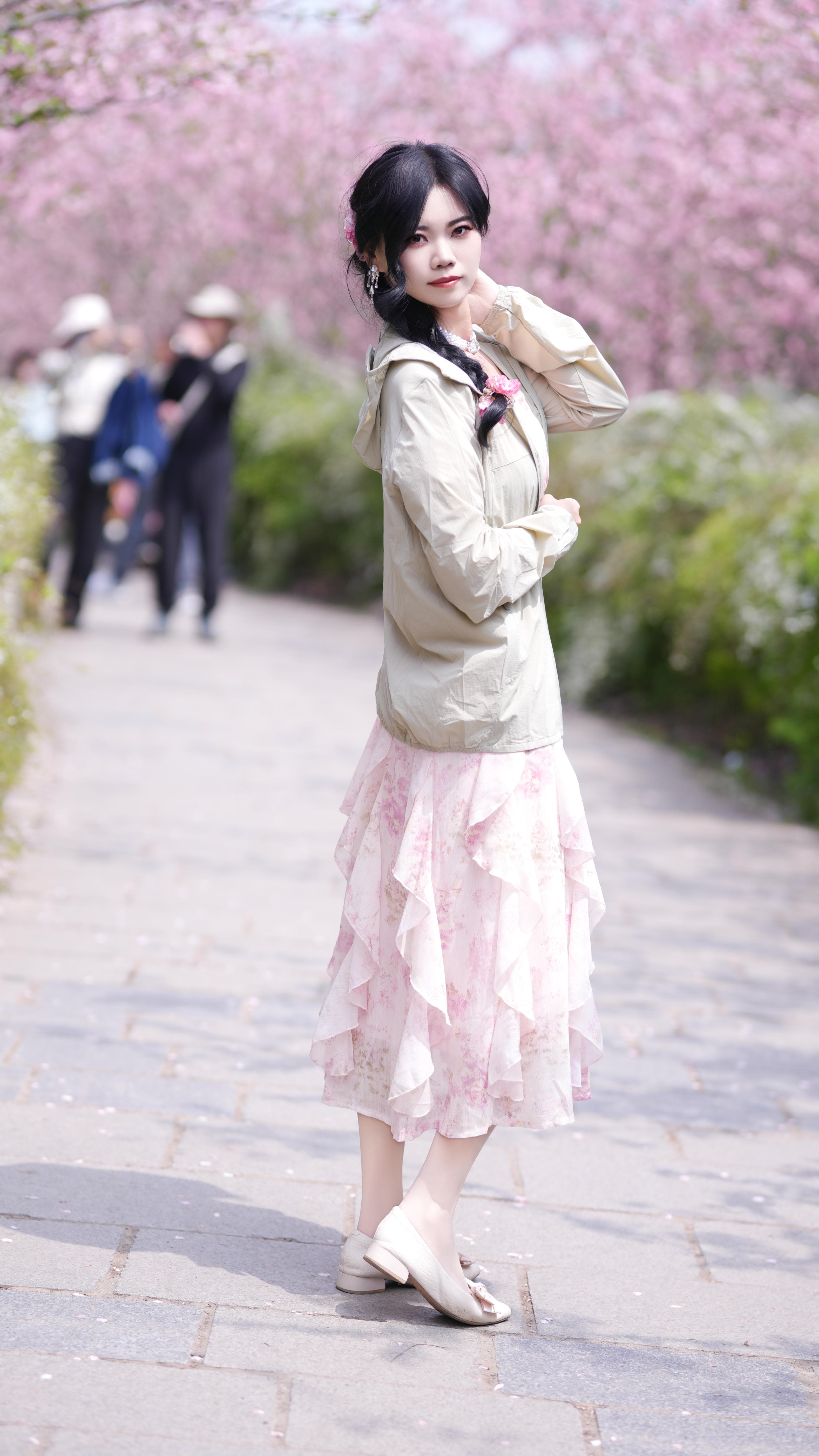 春天出门到底需不需要一件防晒衣？我穿这件黄金迷雾色后的感受