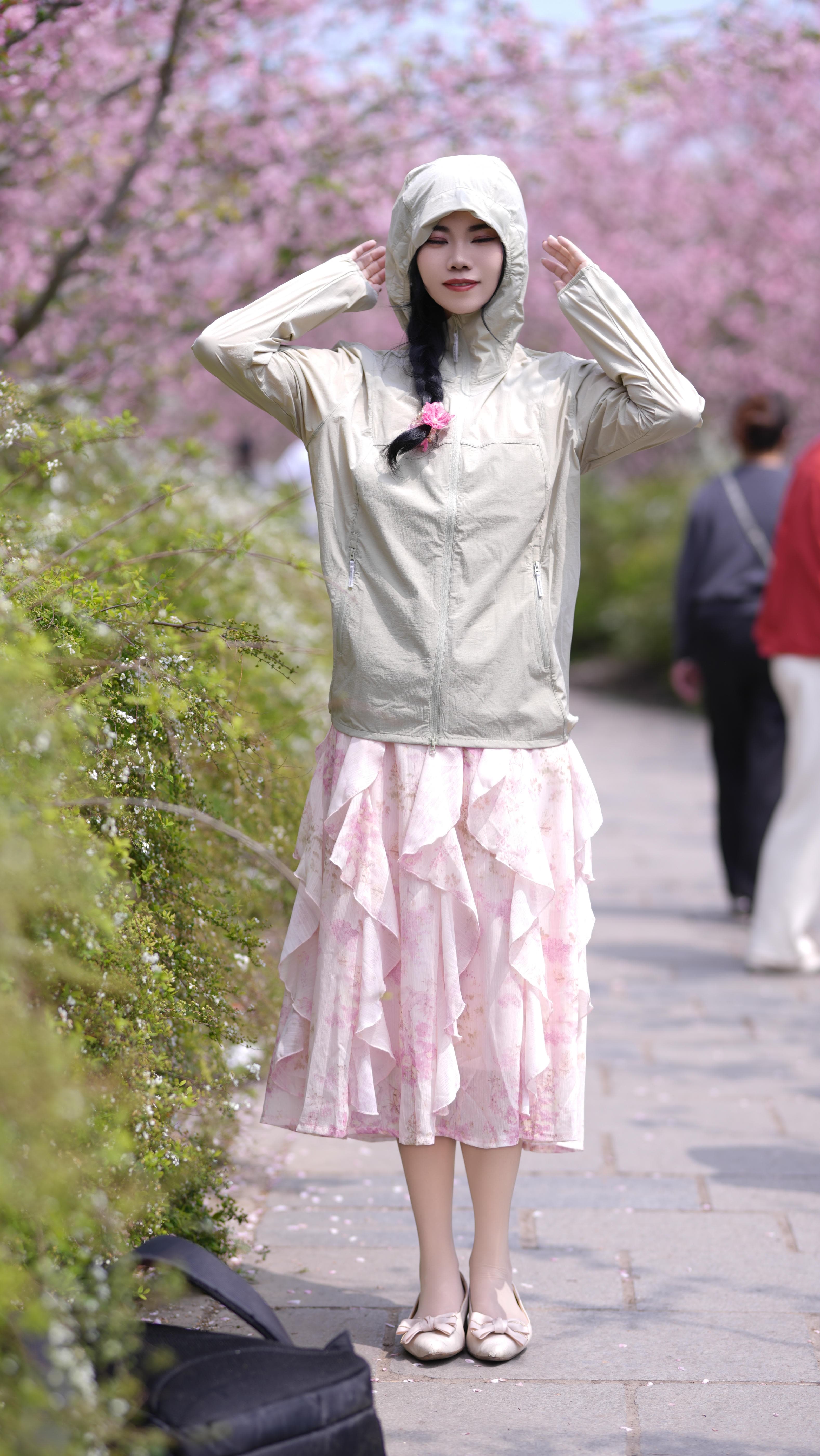 春天出门到底需不需要一件防晒衣？我穿这件黄金迷雾色后的感受