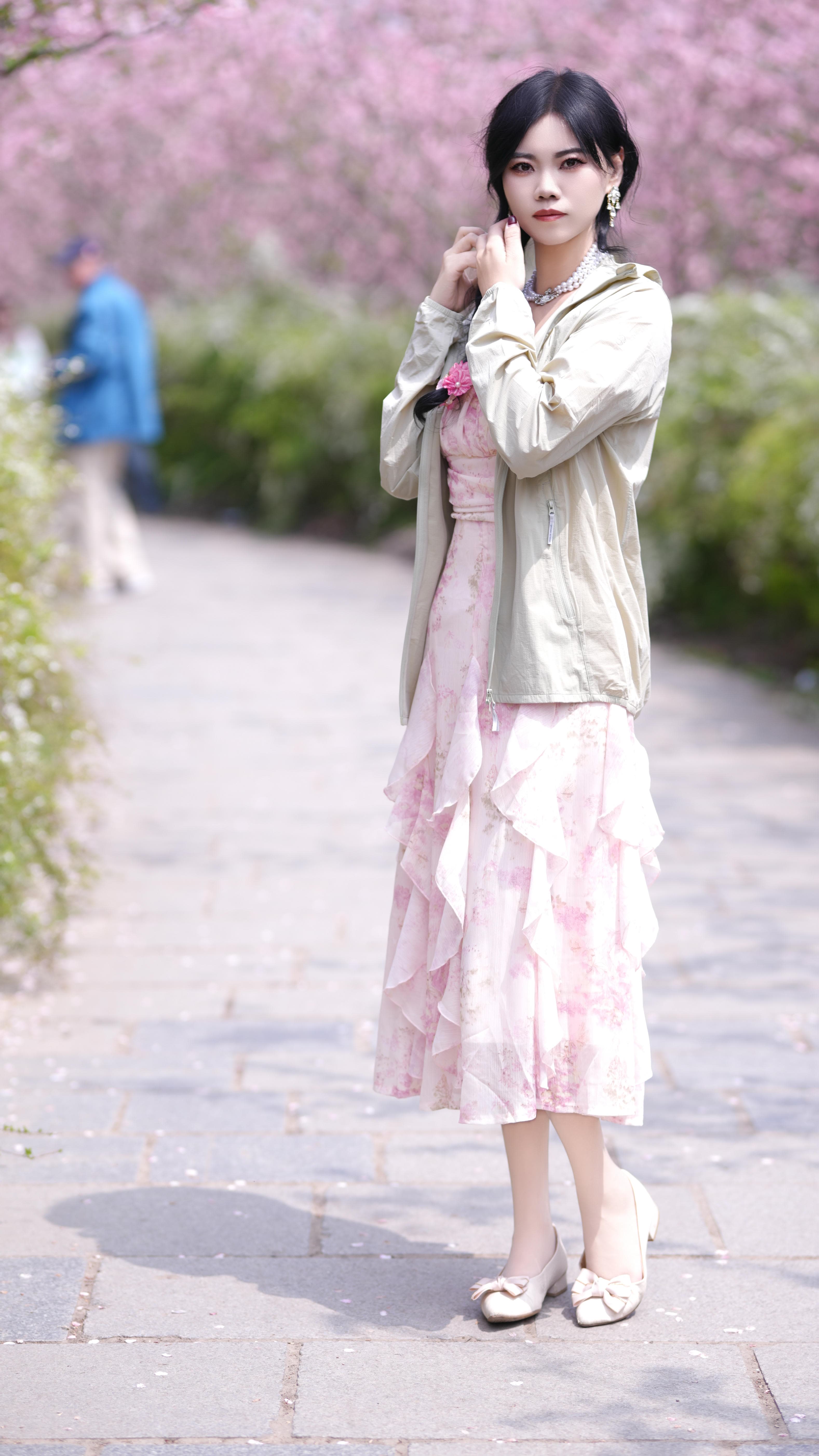 春天出门到底需不需要一件防晒衣？我穿这件黄金迷雾色后的感受