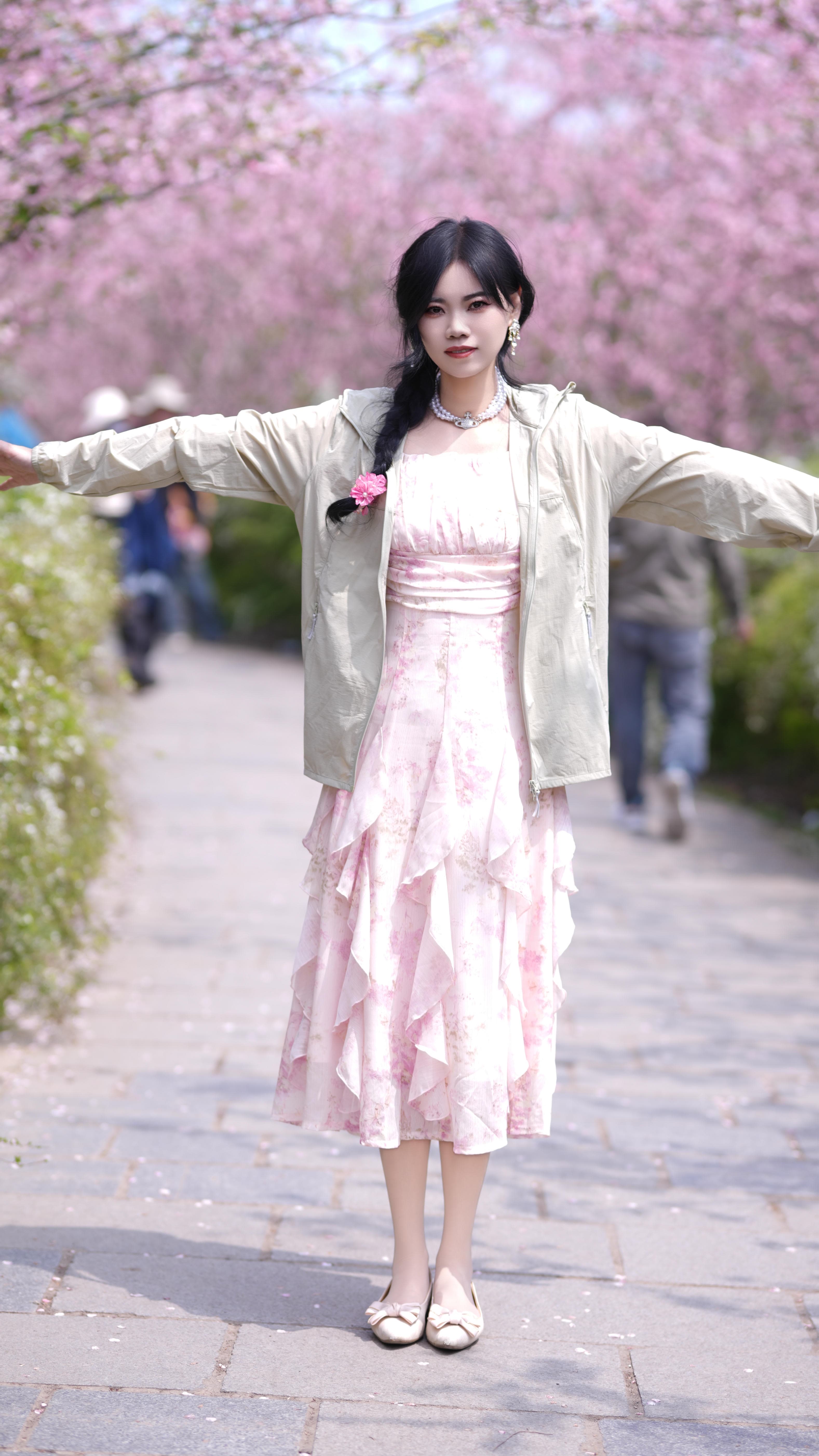 春天出门到底需不需要一件防晒衣？我穿这件黄金迷雾色后的感受