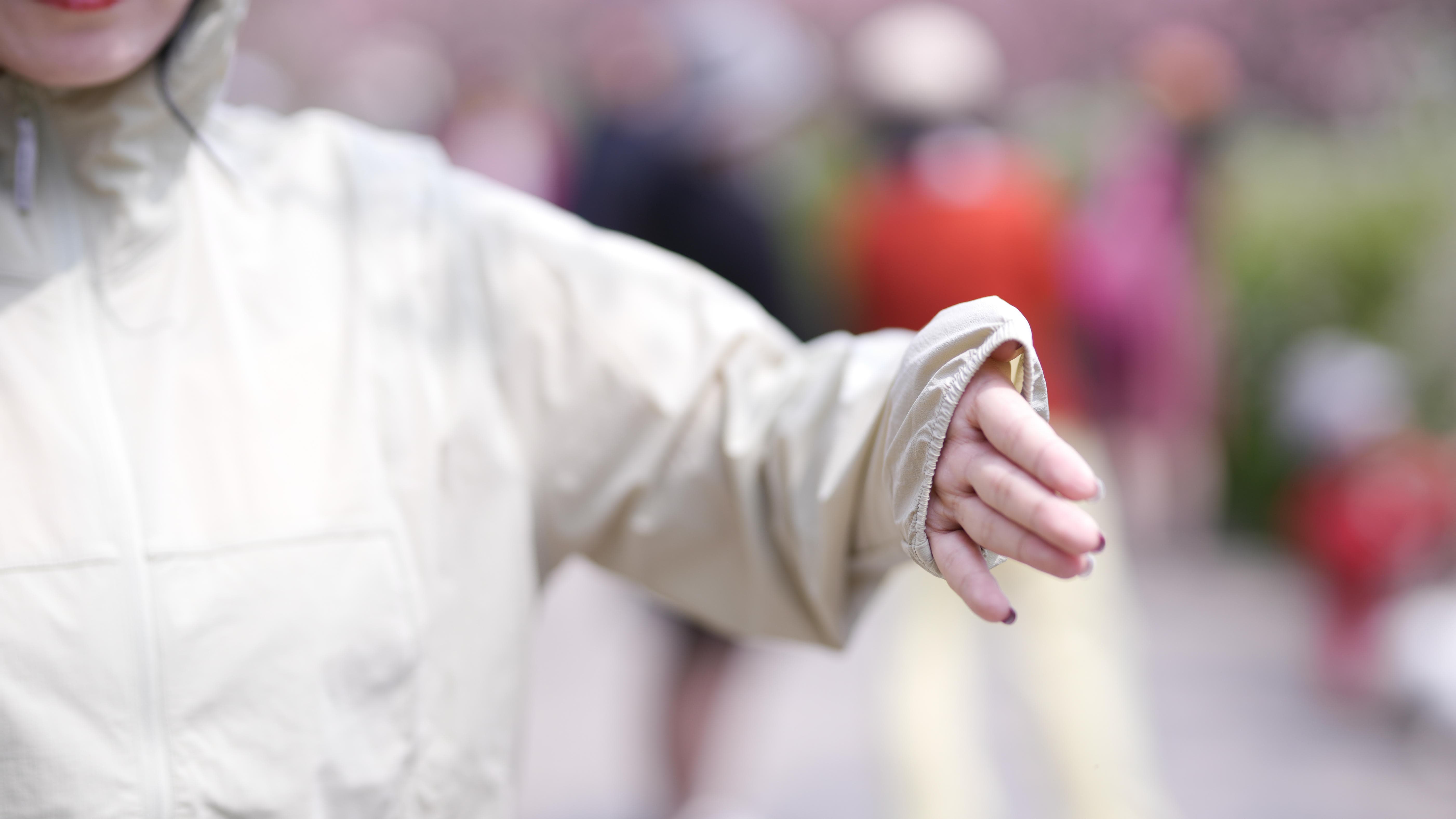 春天出门到底需不需要一件防晒衣？我穿这件黄金迷雾色后的感受