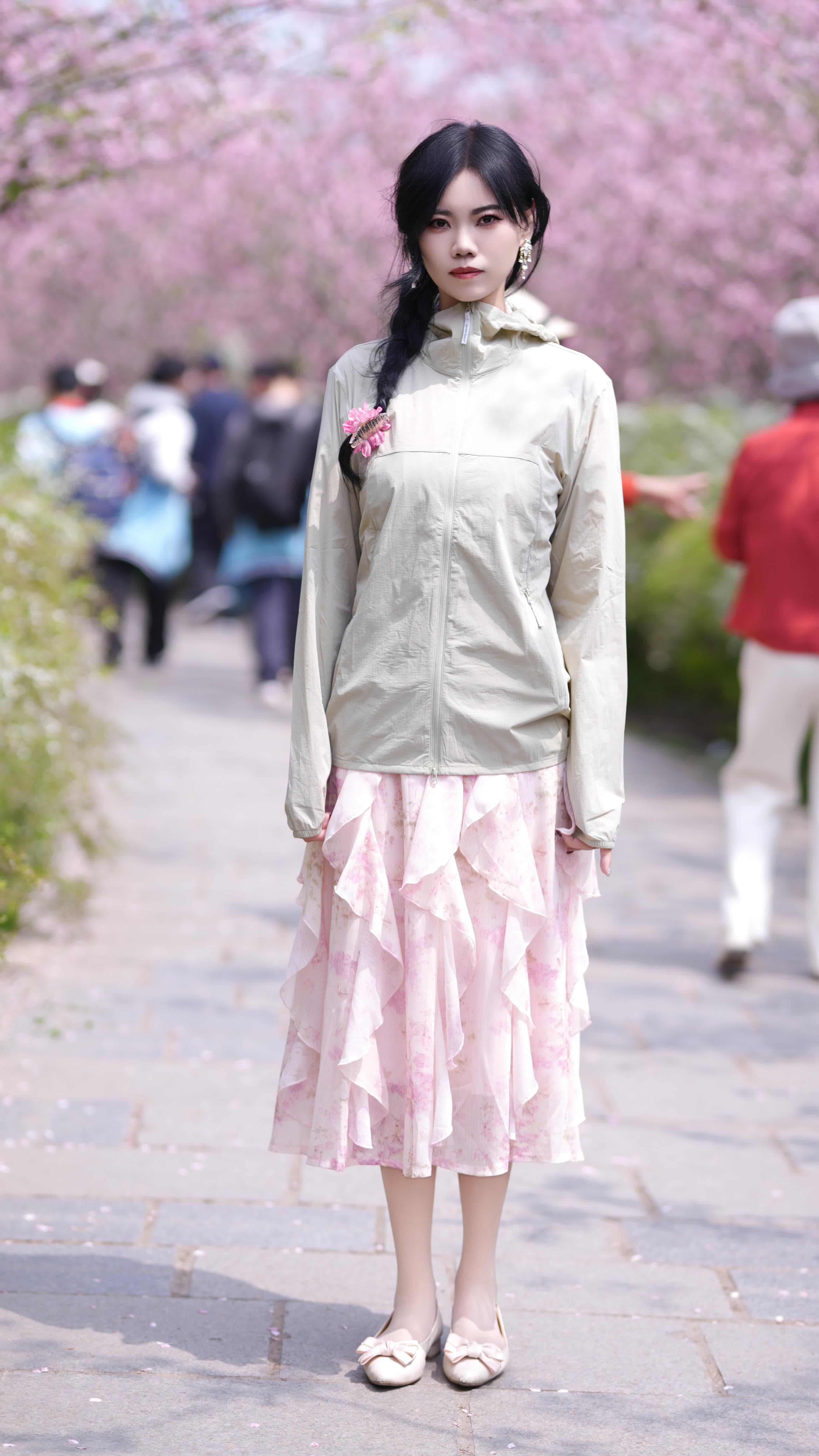 春天出门到底需不需要一件防晒衣？我穿这件黄金迷雾色后的感受