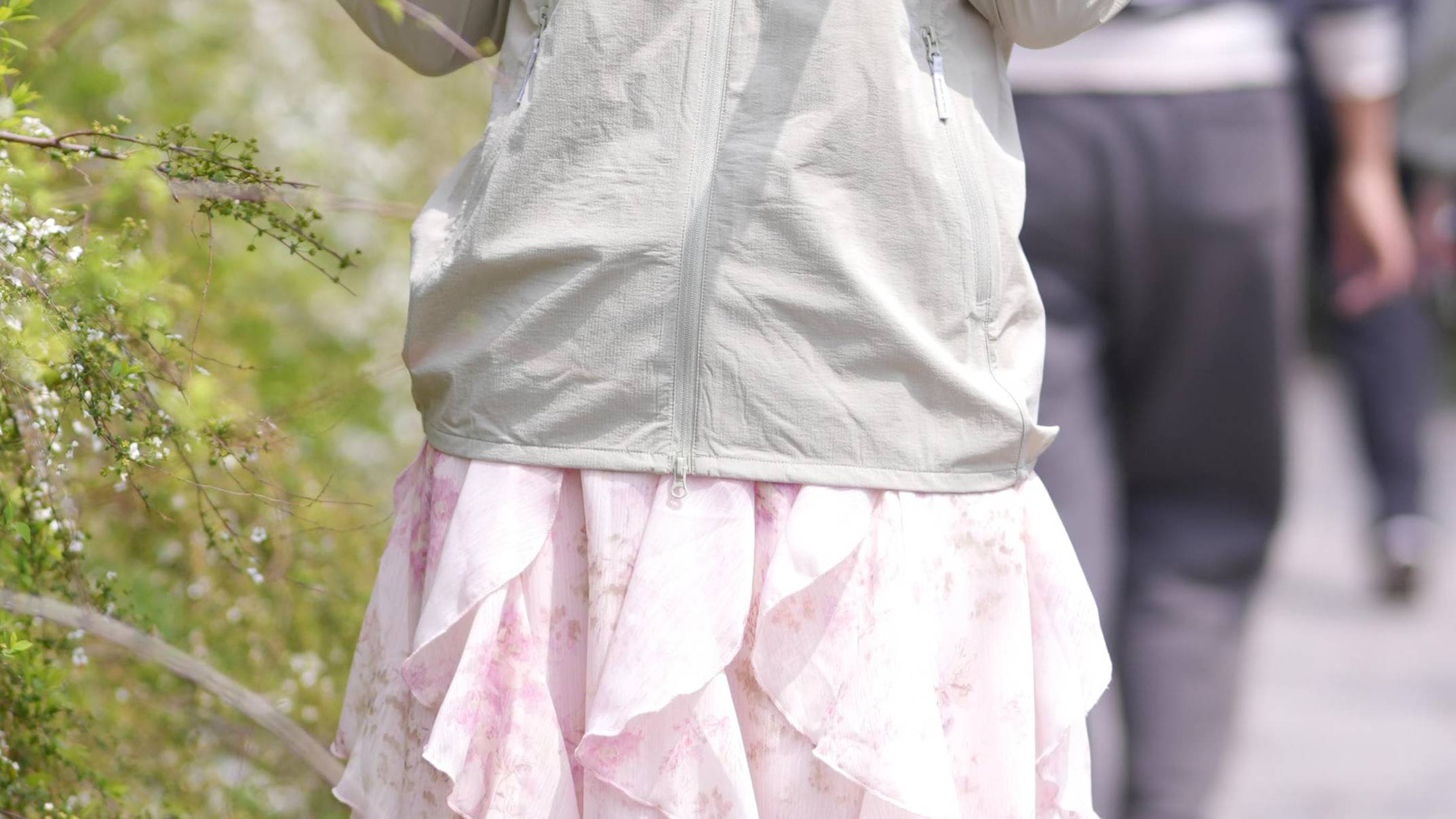 春天出门到底需不需要一件防晒衣？我穿这件黄金迷雾色后的感受