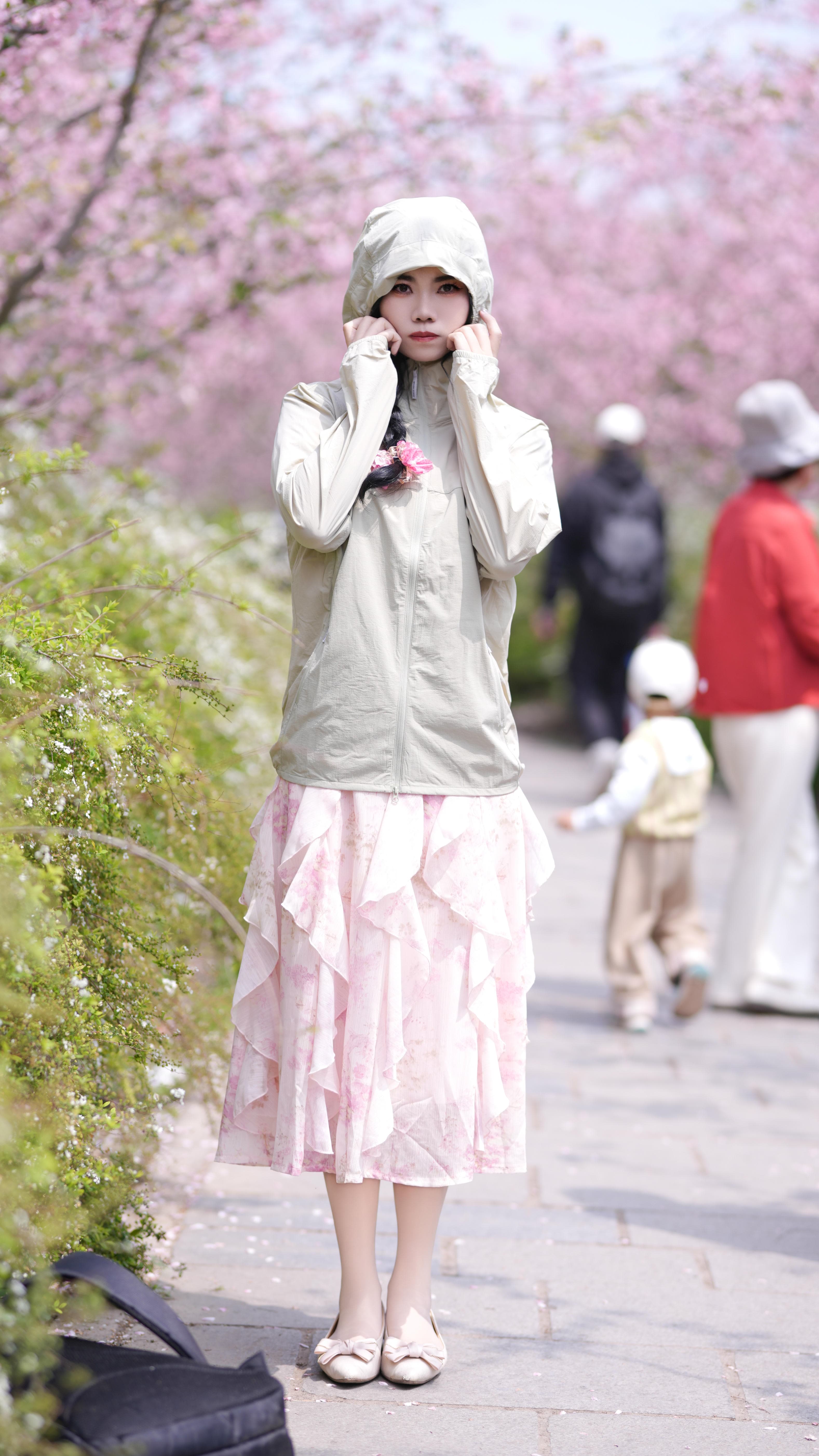 春天出门到底需不需要一件防晒衣？我穿这件黄金迷雾色后的感受