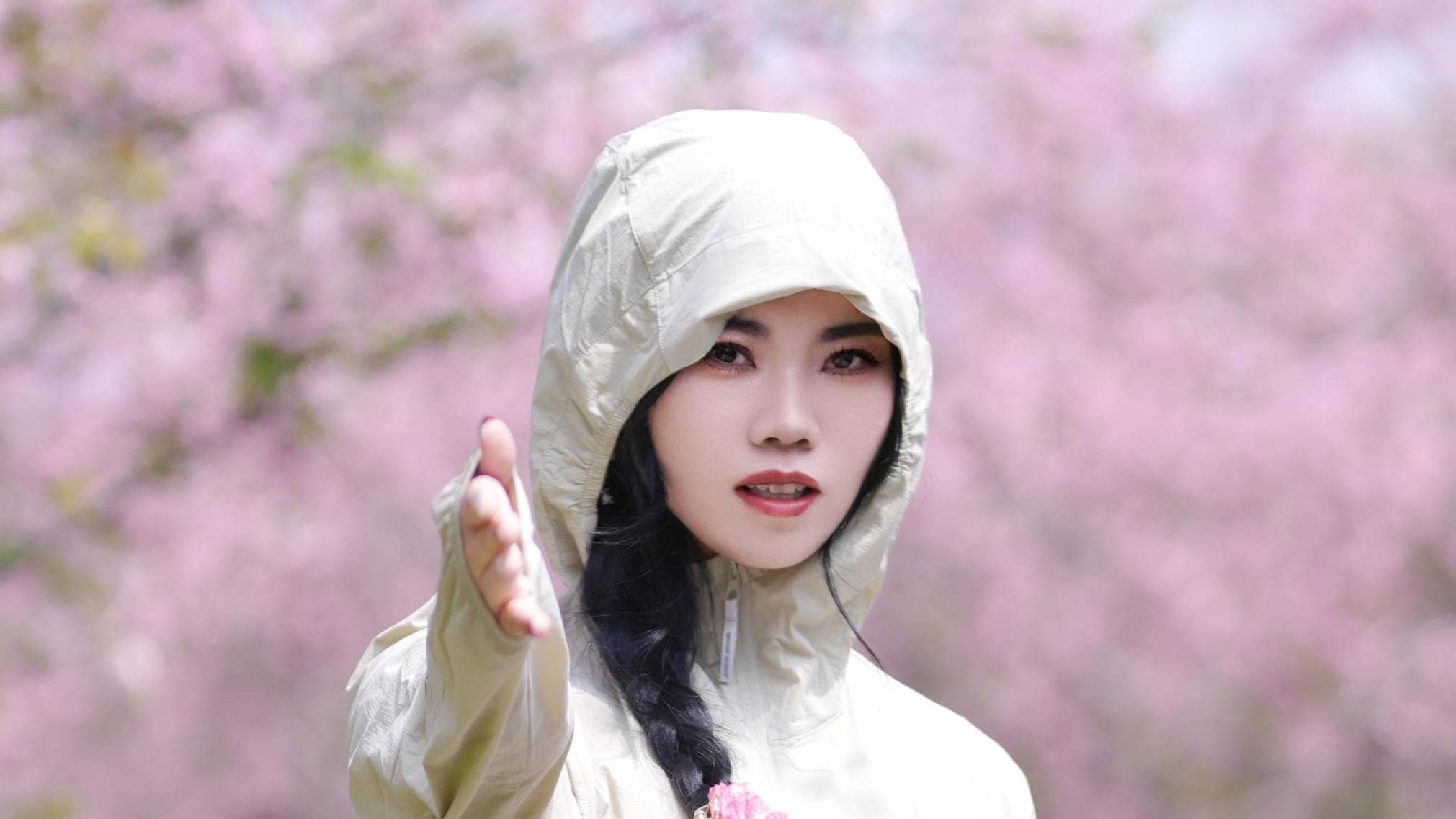 春天出门到底需不需要一件防晒衣？我穿这件黄金迷雾色后的感受