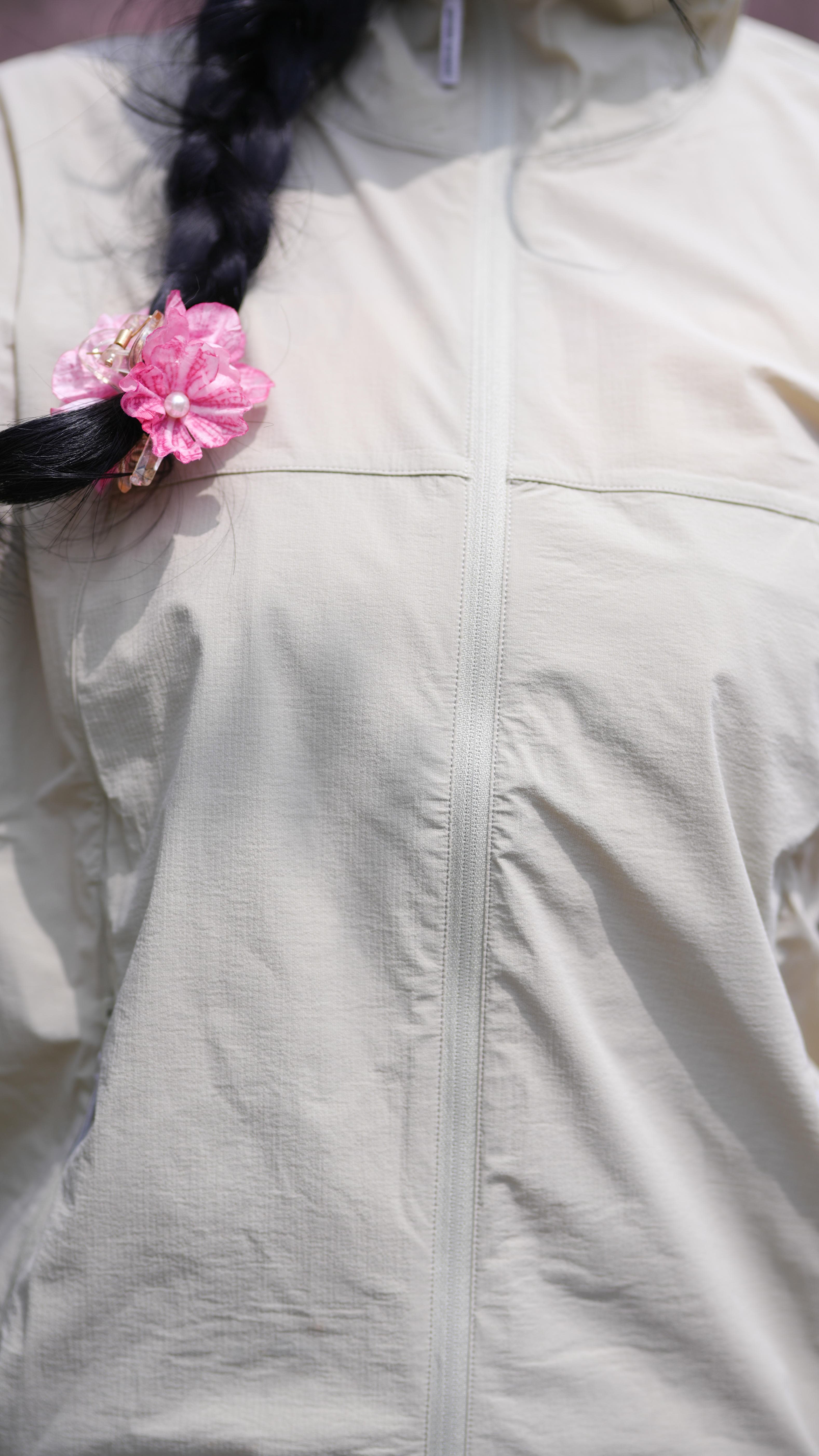 春天出门到底需不需要一件防晒衣？我穿这件黄金迷雾色后的感受