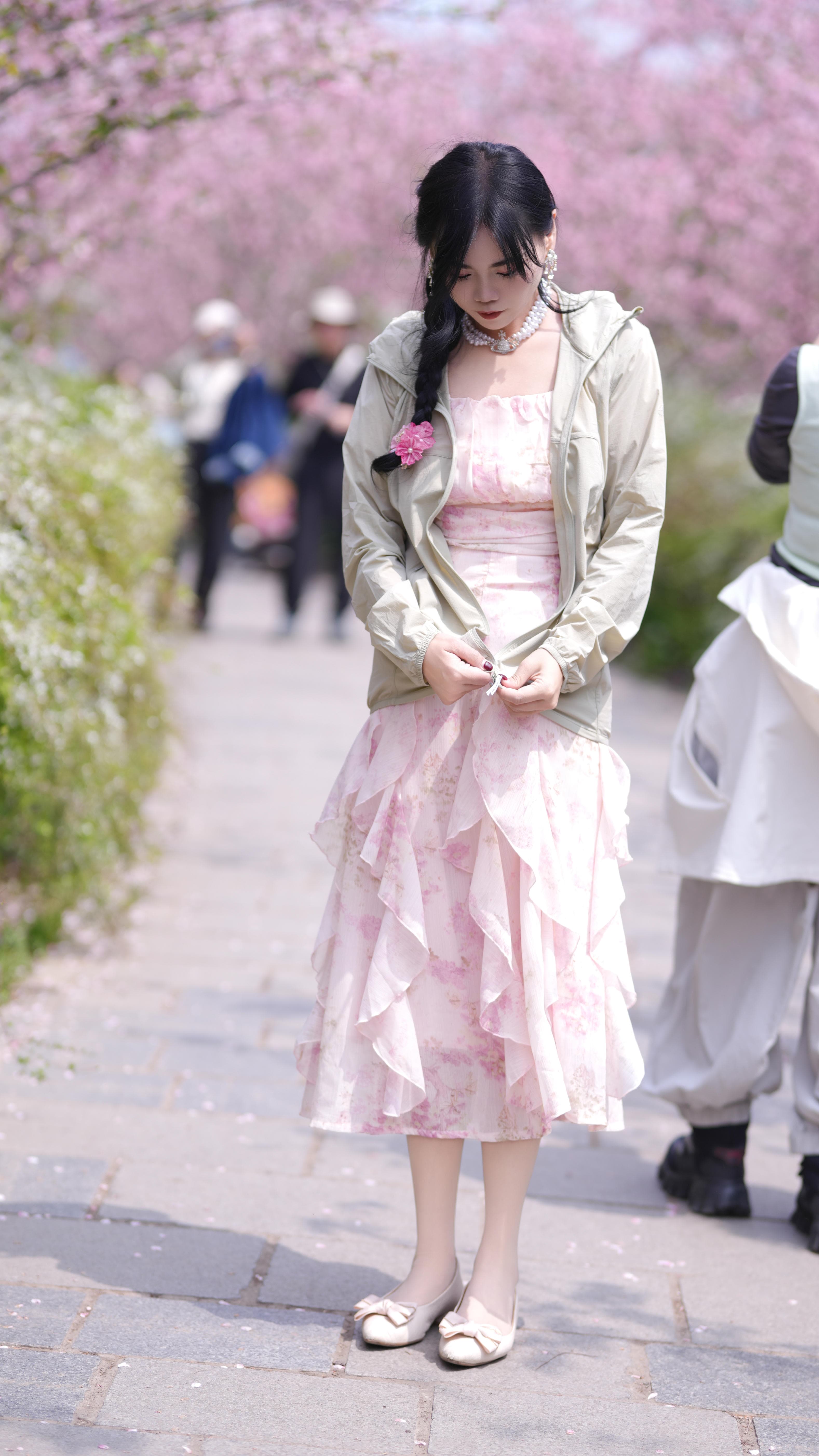 春天出门到底需不需要一件防晒衣？我穿这件黄金迷雾色后的感受