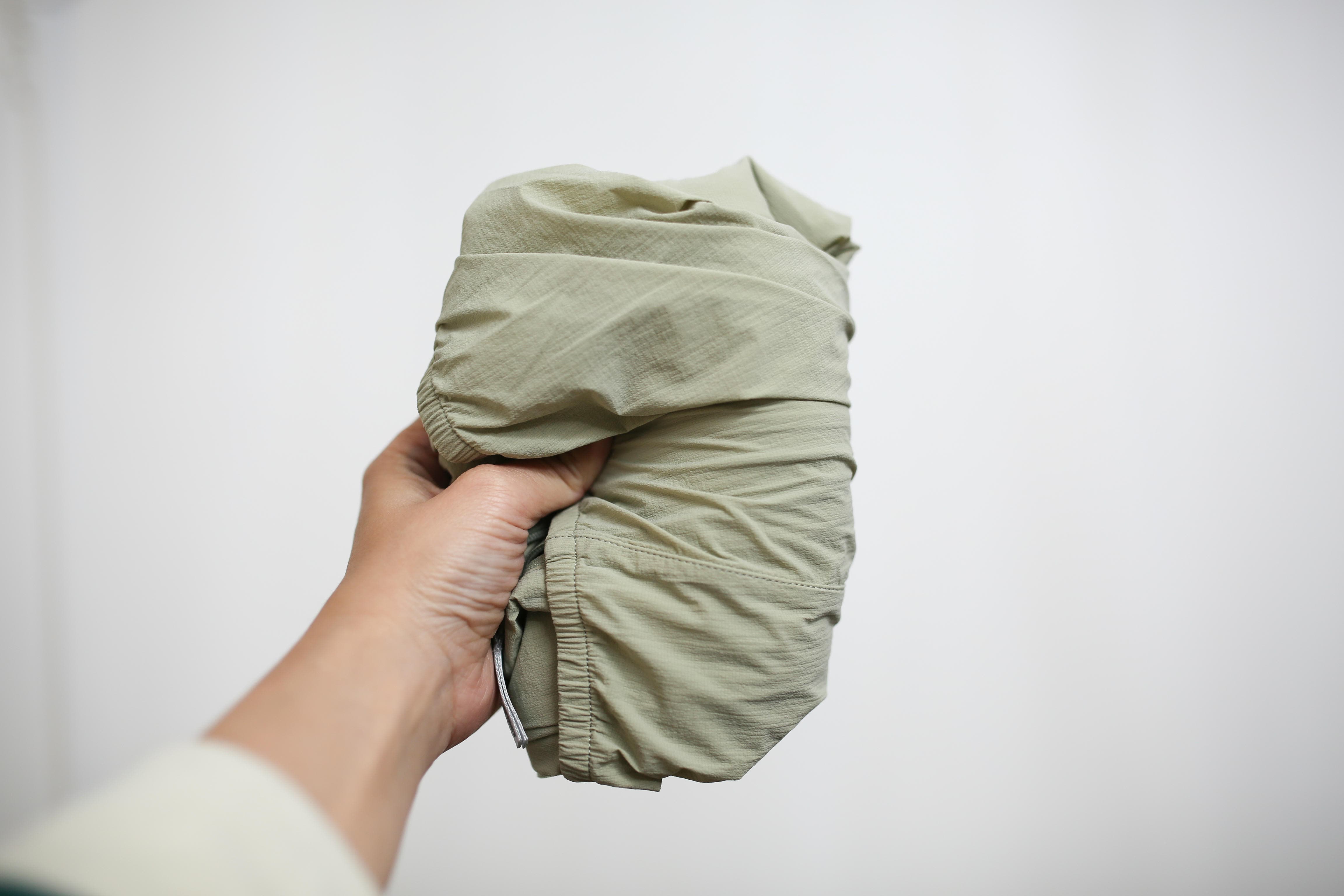 春天出门到底需不需要一件防晒衣？我穿这件黄金迷雾色后的感受