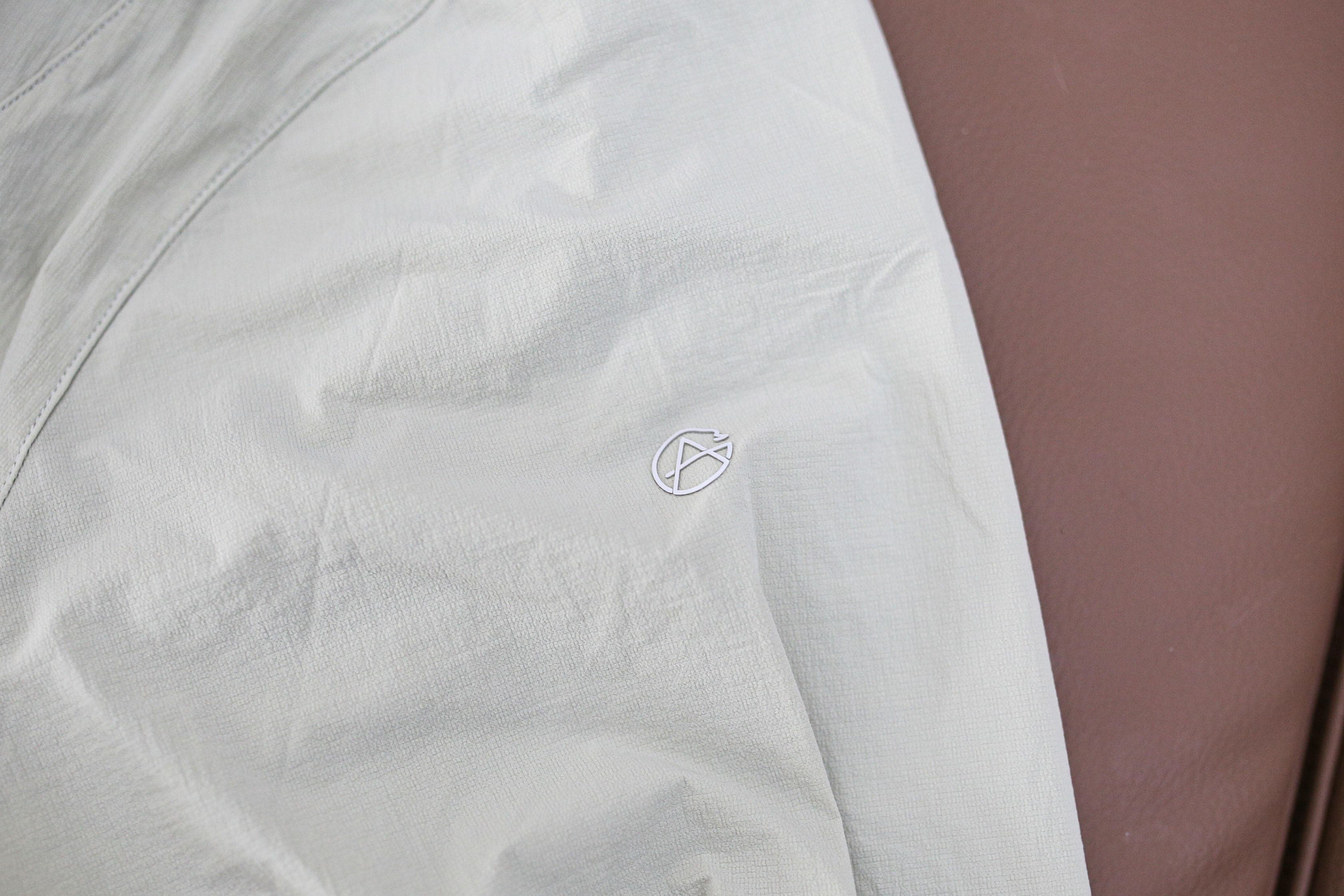 春天出门到底需不需要一件防晒衣？我穿这件黄金迷雾色后的感受