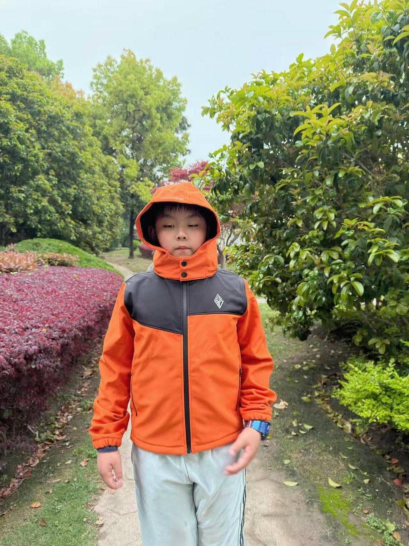 我跟儿子一人入了一件黑冰软壳，没想到最好穿的是它