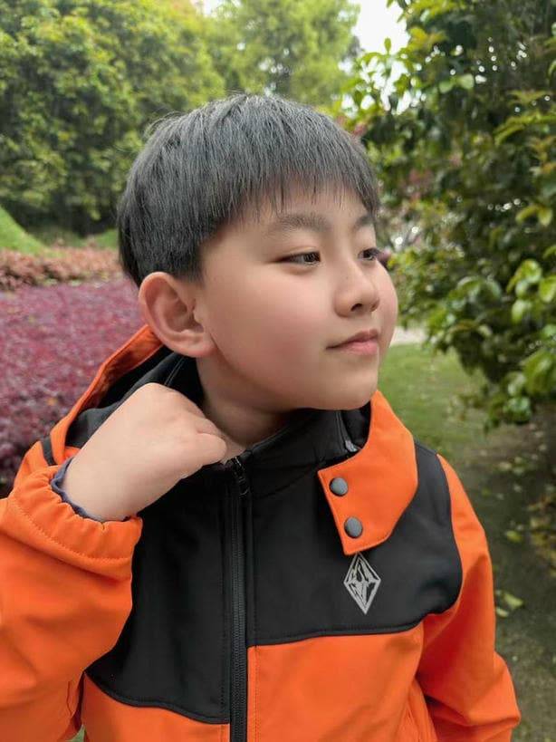 我跟儿子一人入了一件黑冰软壳，没想到最好穿的是它