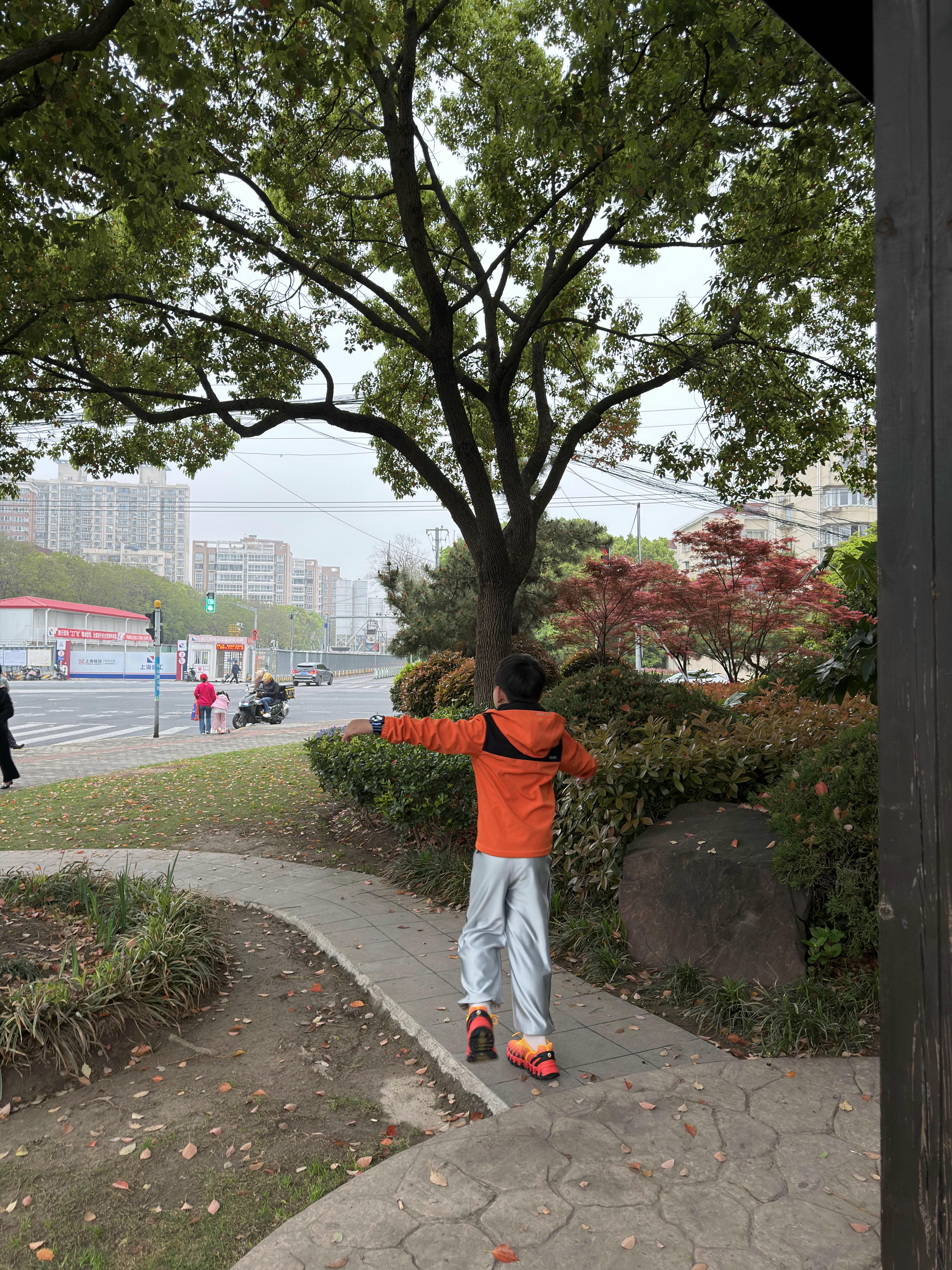 我跟儿子一人入了一件黑冰软壳，没想到最好穿的是它