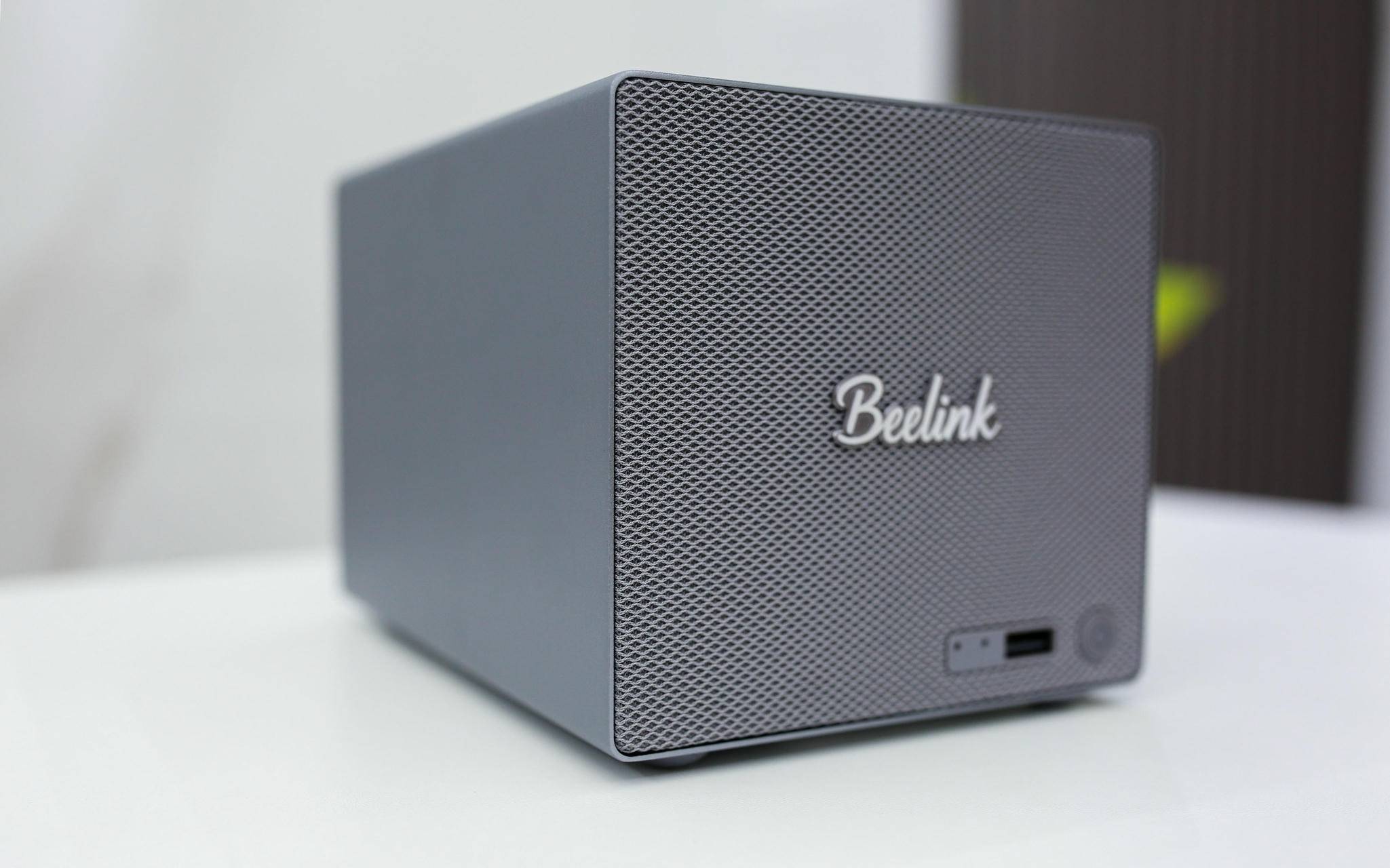 从颜值到性能都在线，飞牛正统加持——零刻 ME Pro体验