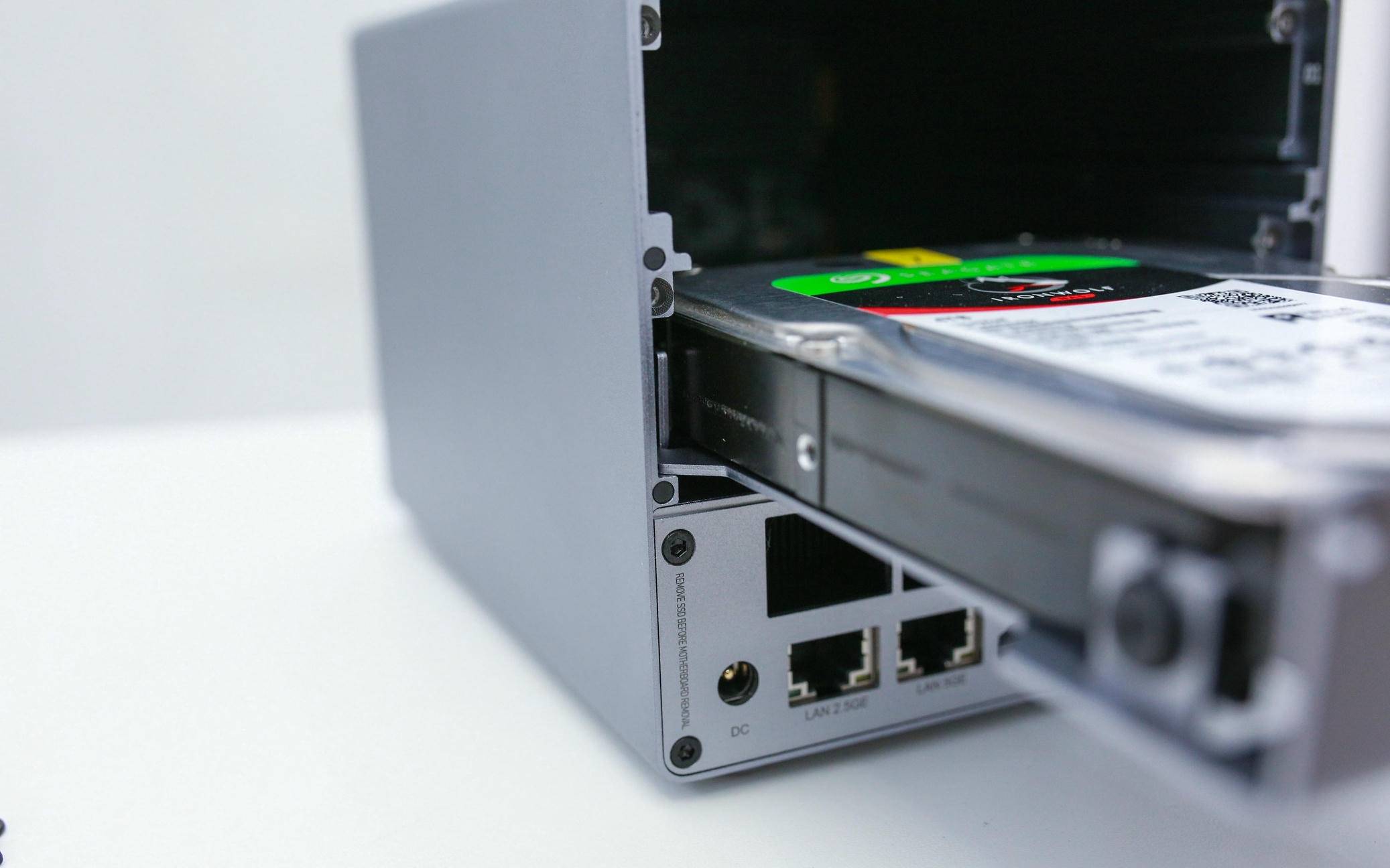 从颜值到性能都在线，飞牛正统加持——零刻 ME Pro体验