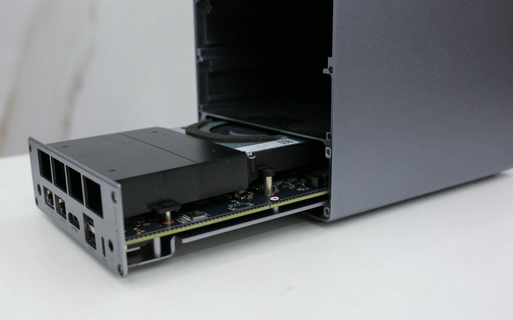 从颜值到性能都在线，飞牛正统加持——零刻 ME Pro体验