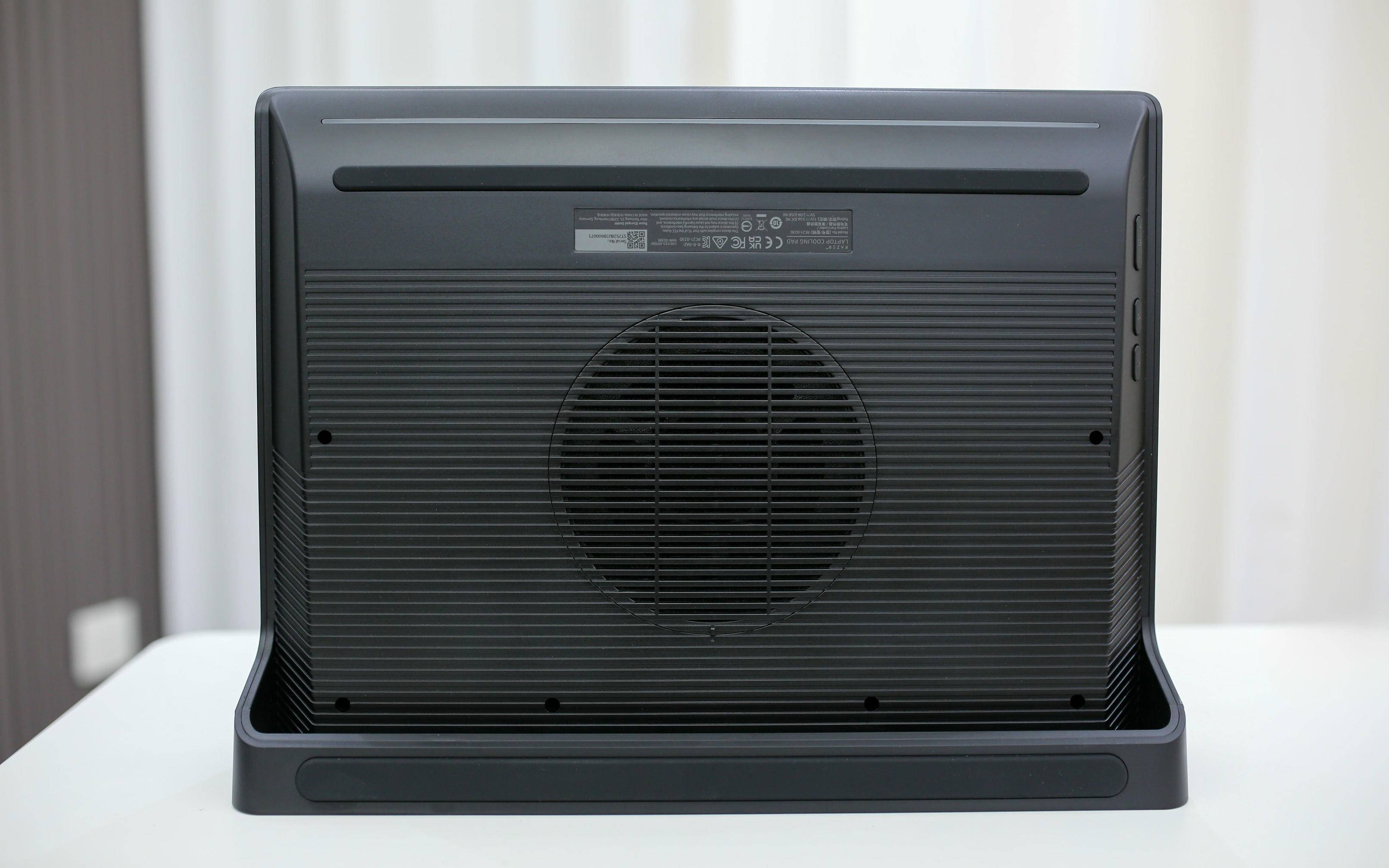 自适应智能控温，核心直降38°C——雷蛇(Razer)笔记本散热底座