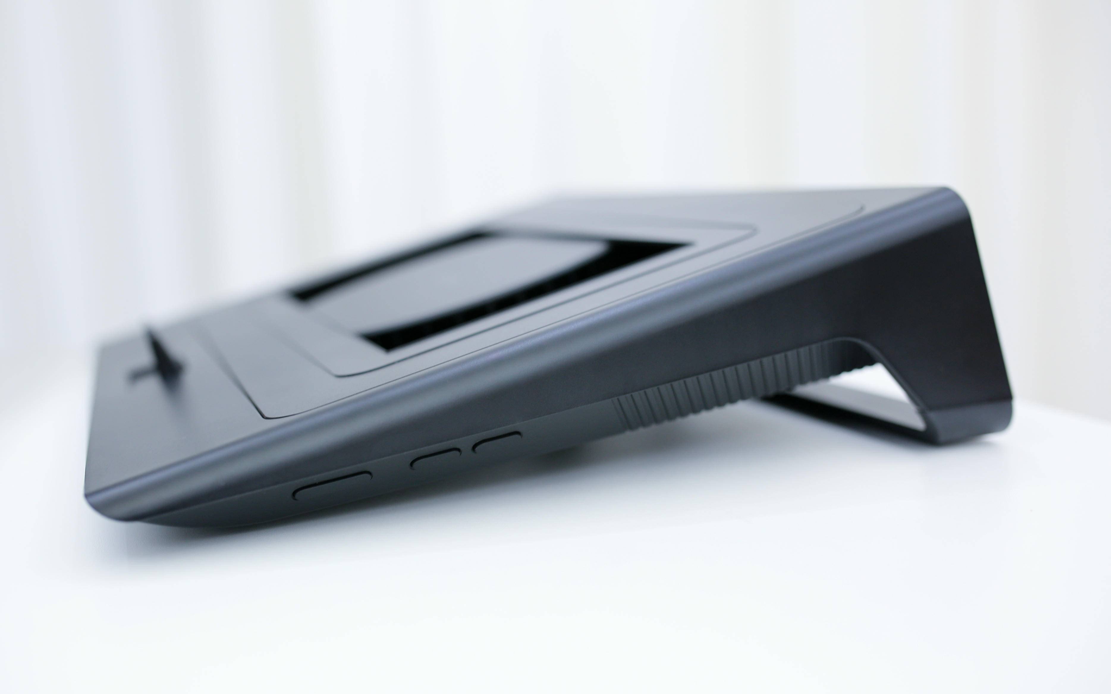 自适应智能控温，核心直降38°C——雷蛇(Razer)笔记本散热底座