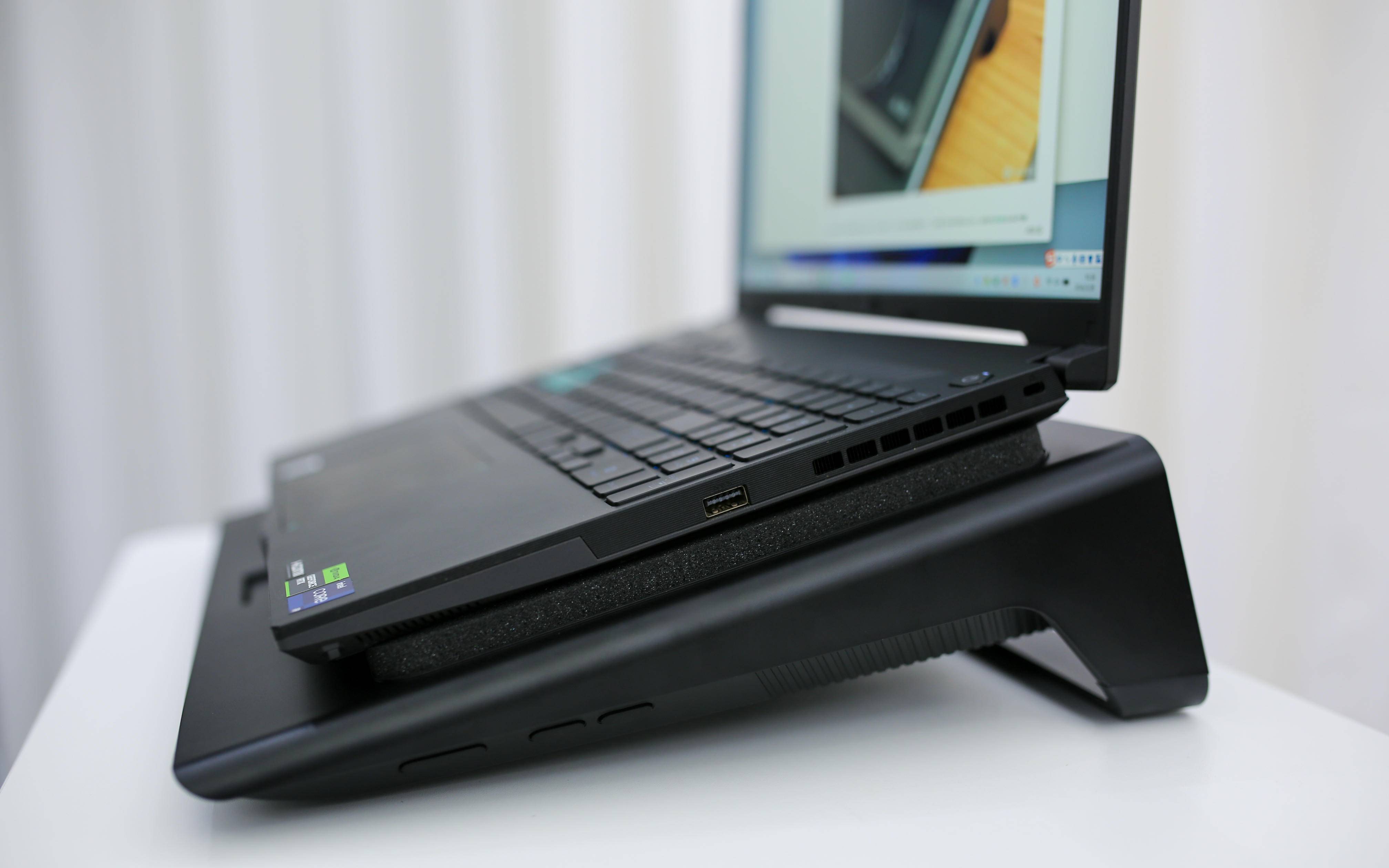 自适应智能控温，核心直降38°C——雷蛇(Razer)笔记本散热底座