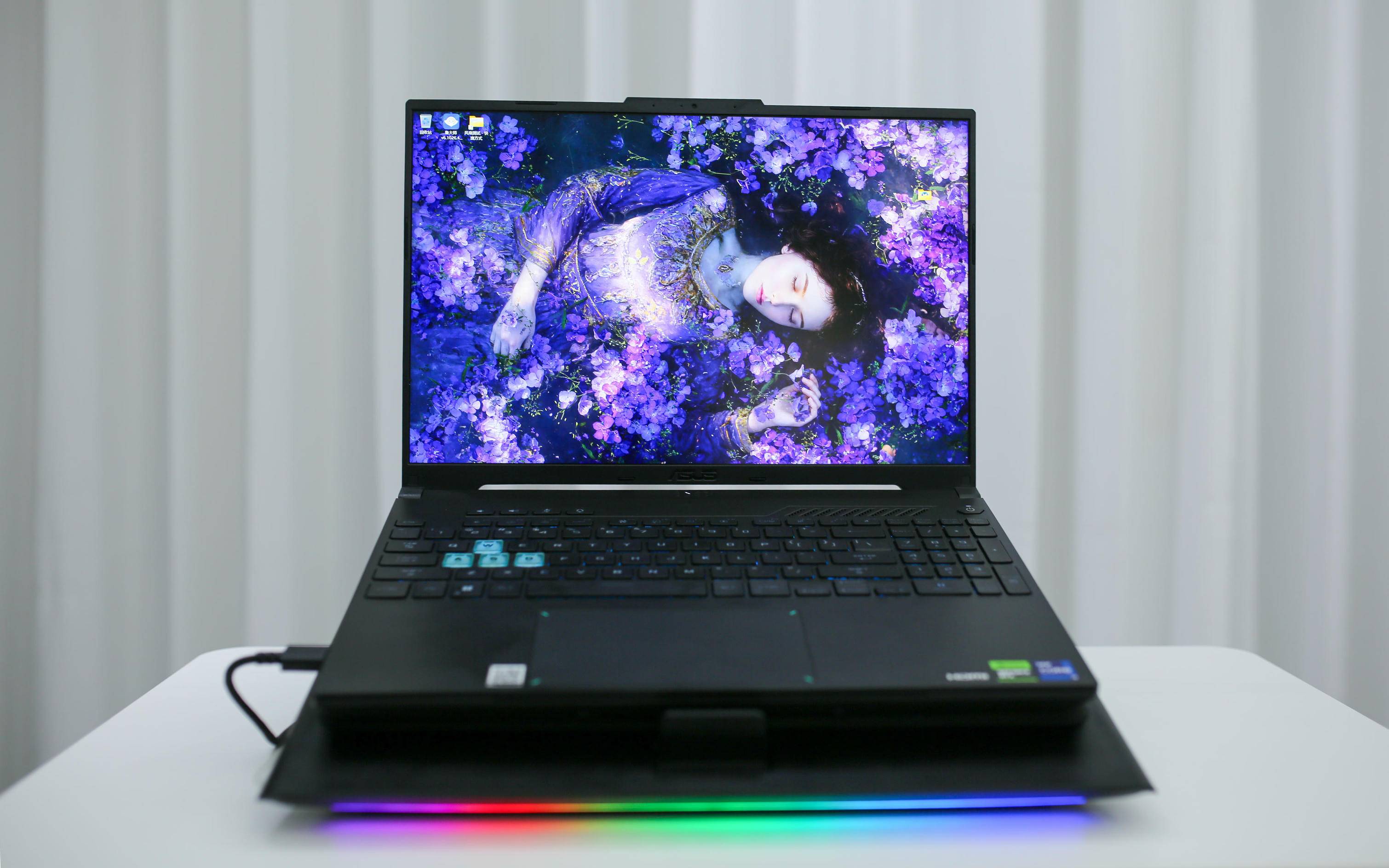 自适应智能控温，核心直降38°C——雷蛇(Razer)笔记本散热底座