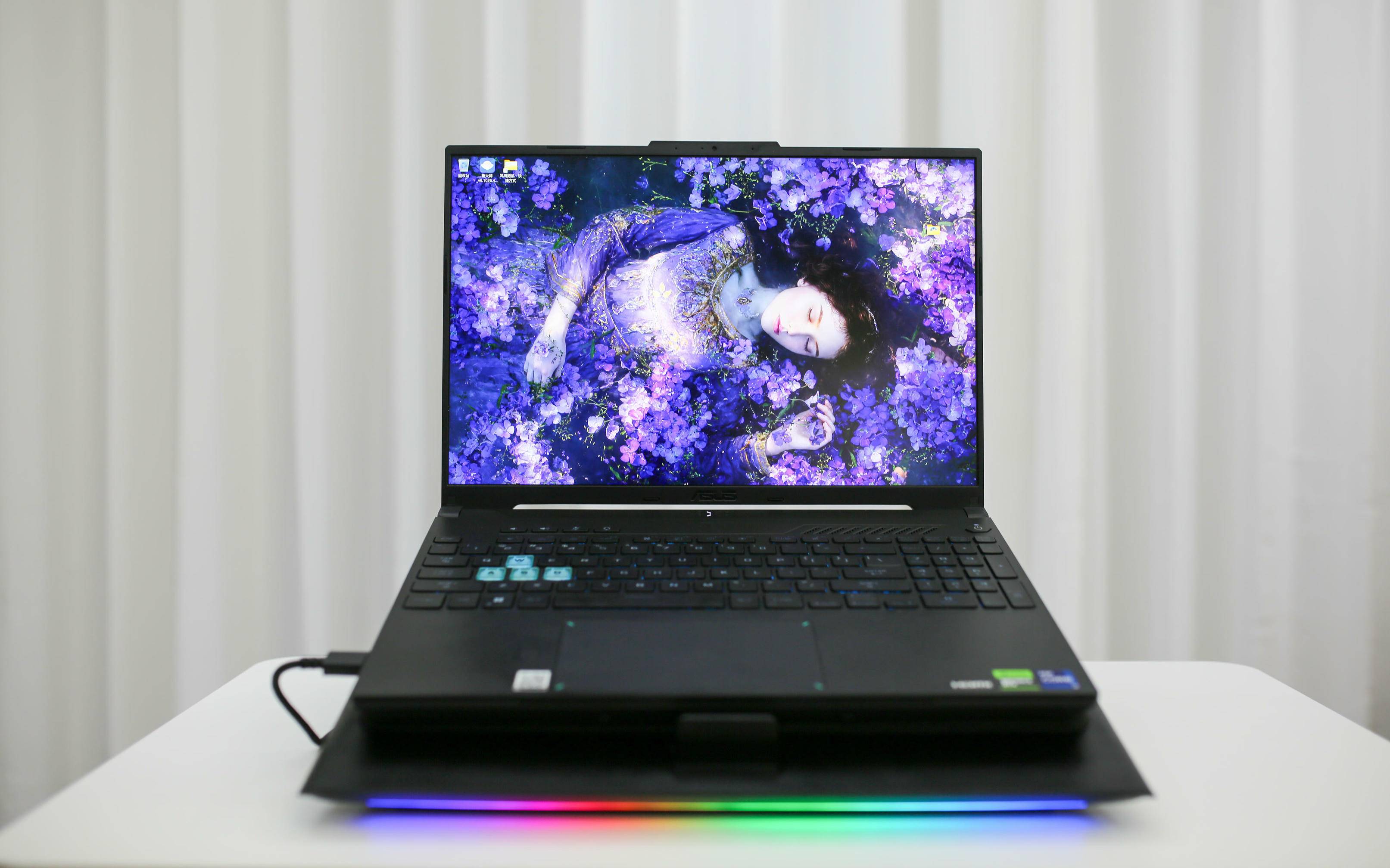 自适应智能控温，核心直降38°C——雷蛇(Razer)笔记本散热底座