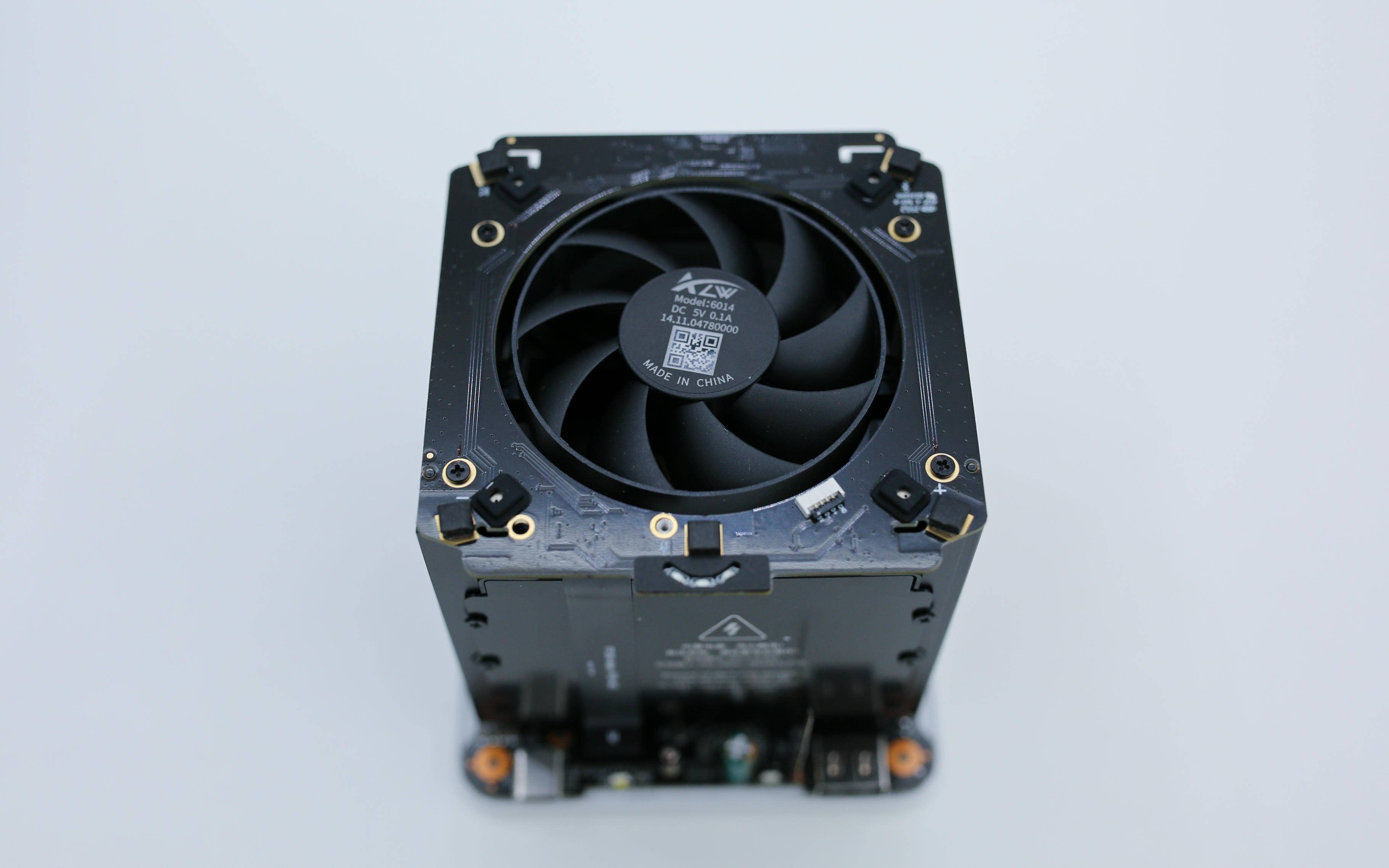 四盘位NAS级扩展坞，80Gbps全能桌面中枢——零刻Mate Pro深度评测