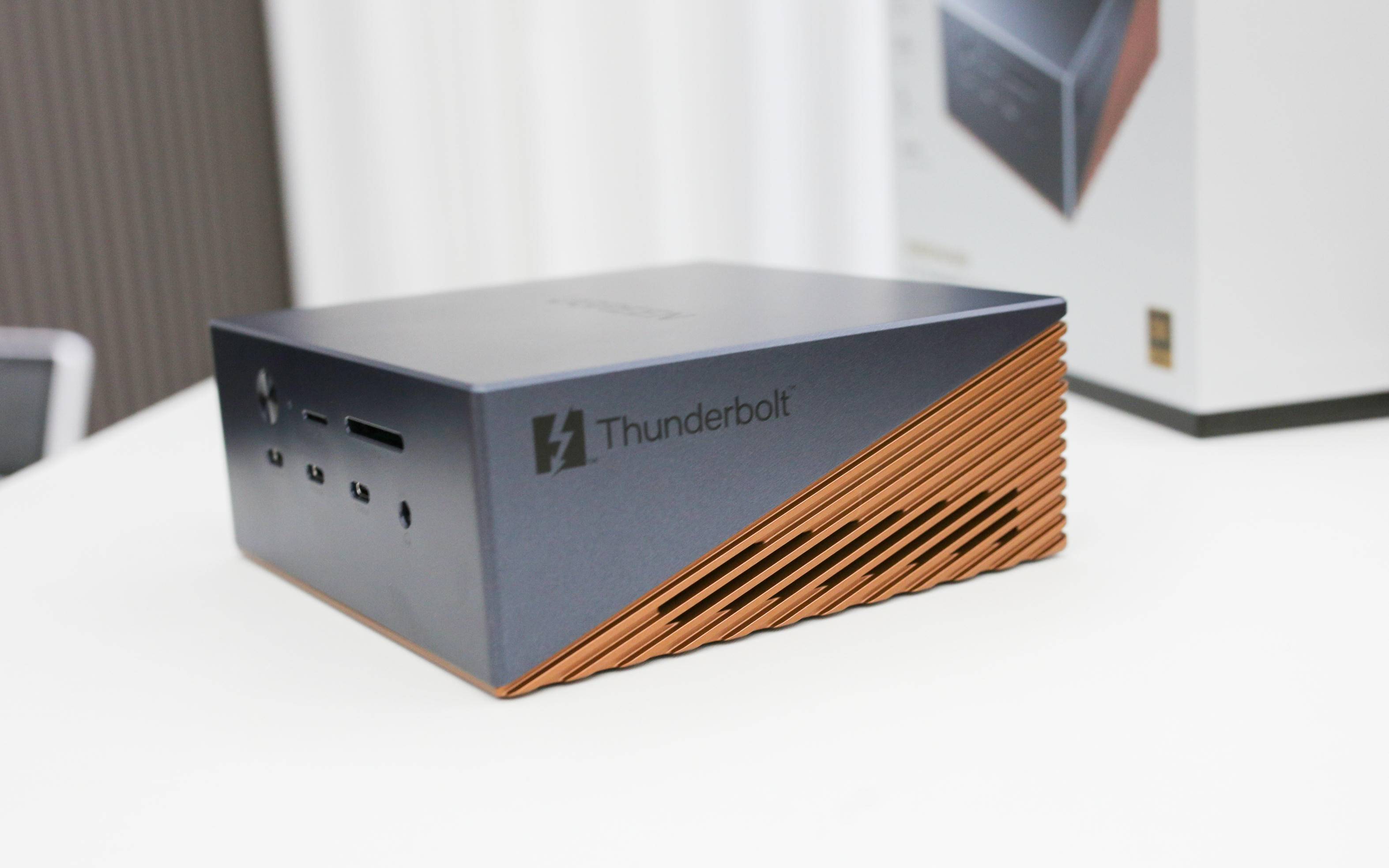 120Gbps，满血雷电5重构桌面工作流——绿联雷电5硬盘扩展坞体验