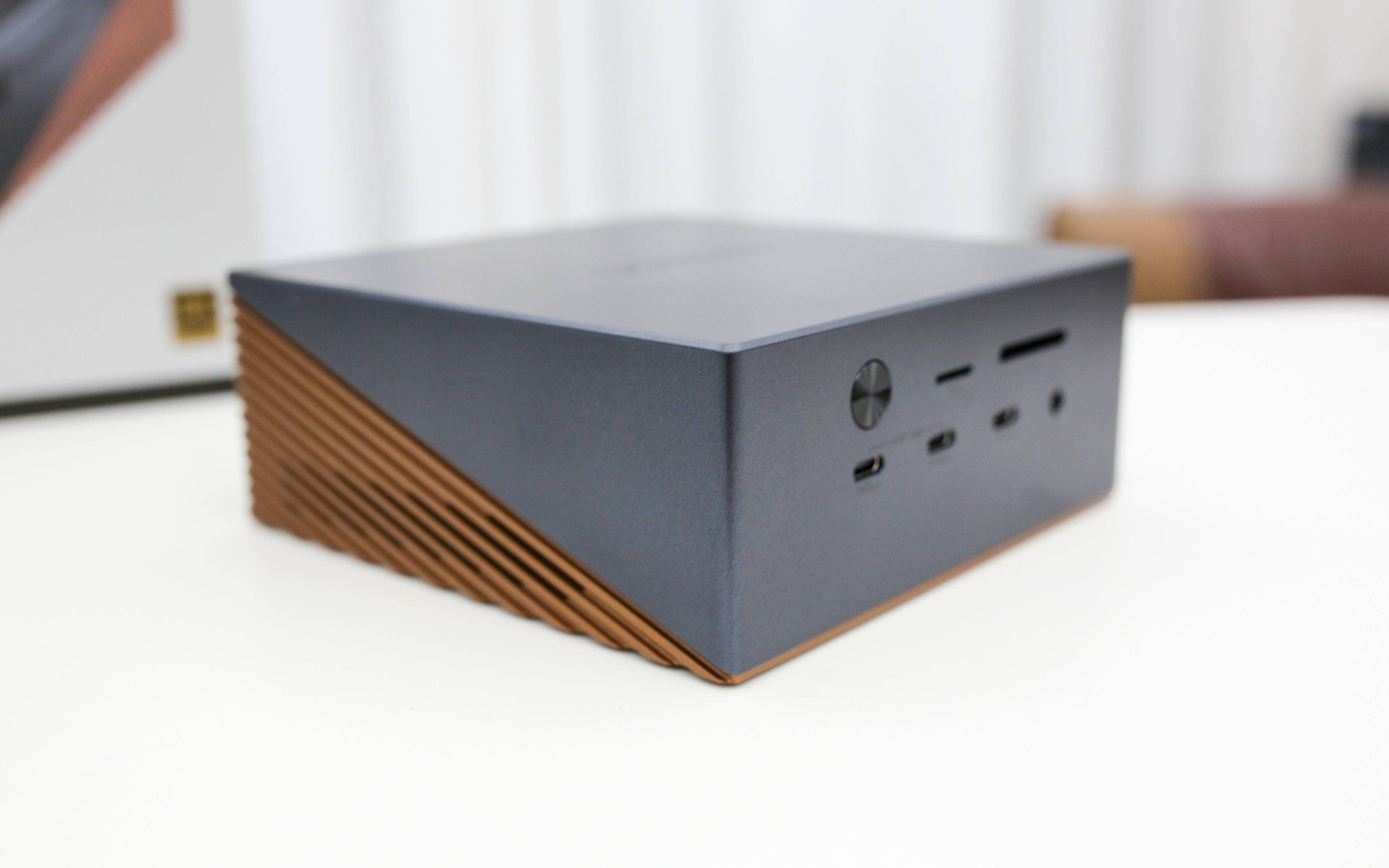 120Gbps，满血雷电5重构桌面工作流——绿联雷电5硬盘扩展坞体验