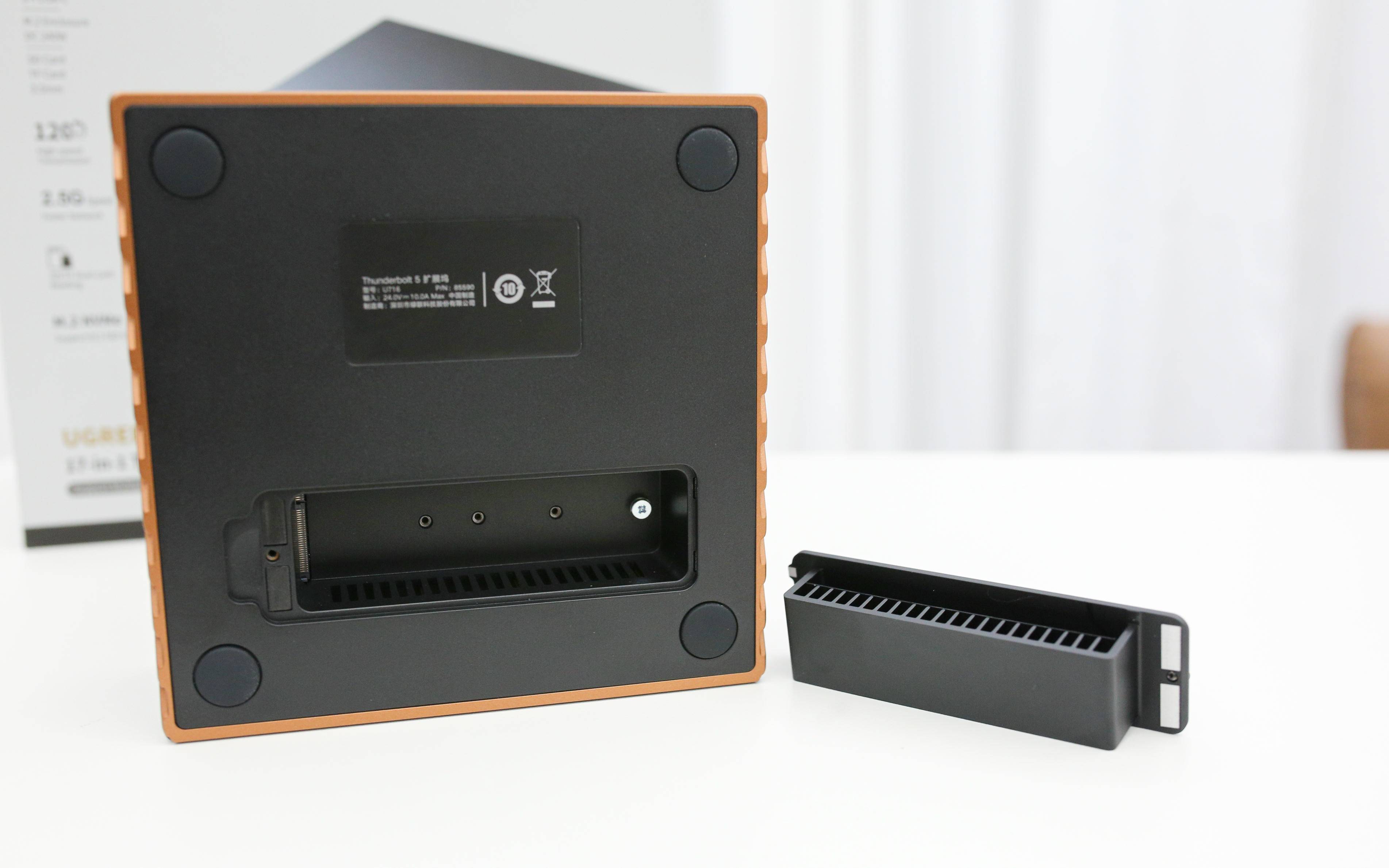 120Gbps，满血雷电5重构桌面工作流——绿联雷电5硬盘扩展坞体验